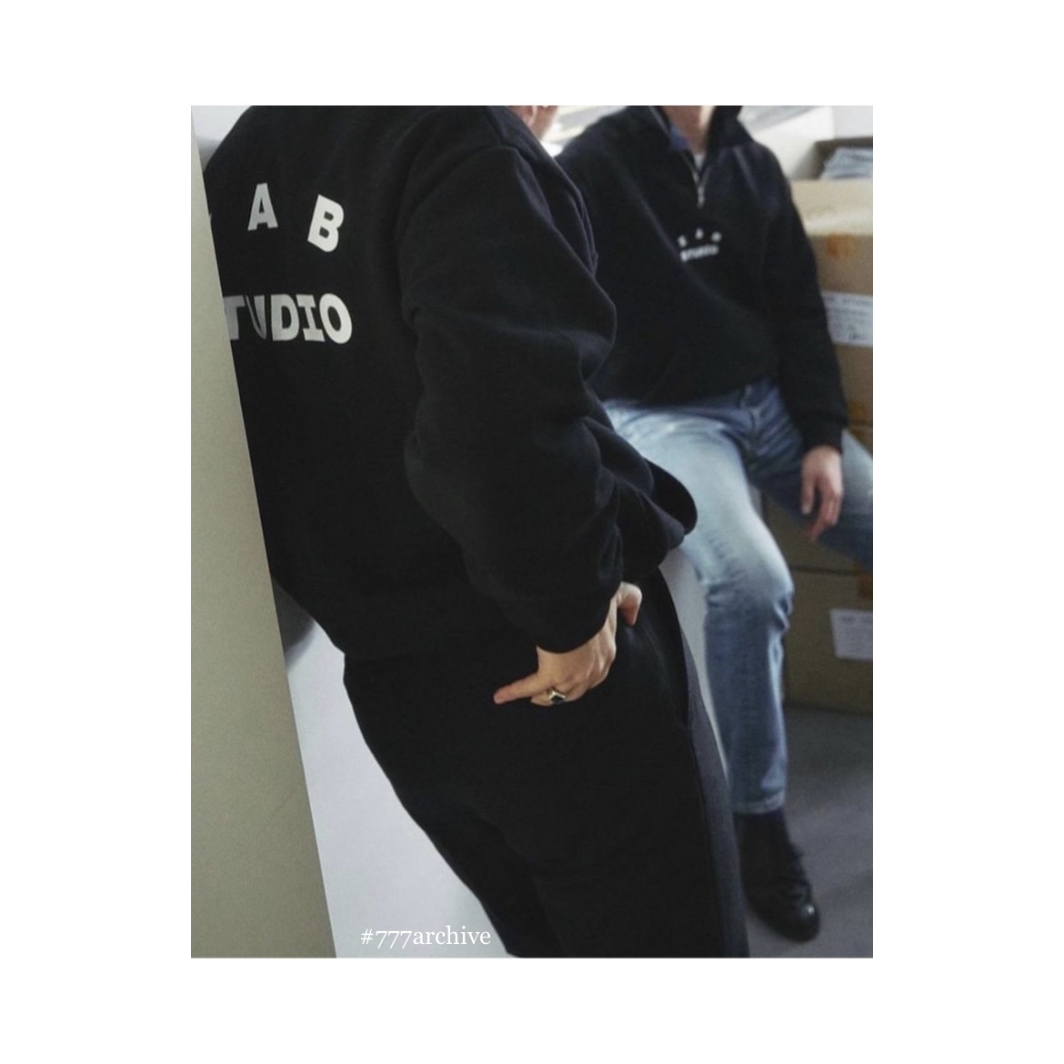 IAB Studio Half Zip-Up Oatmeal Burgundy, IAB Studio Half Zip-Up Black White 착용 스타일 - 3