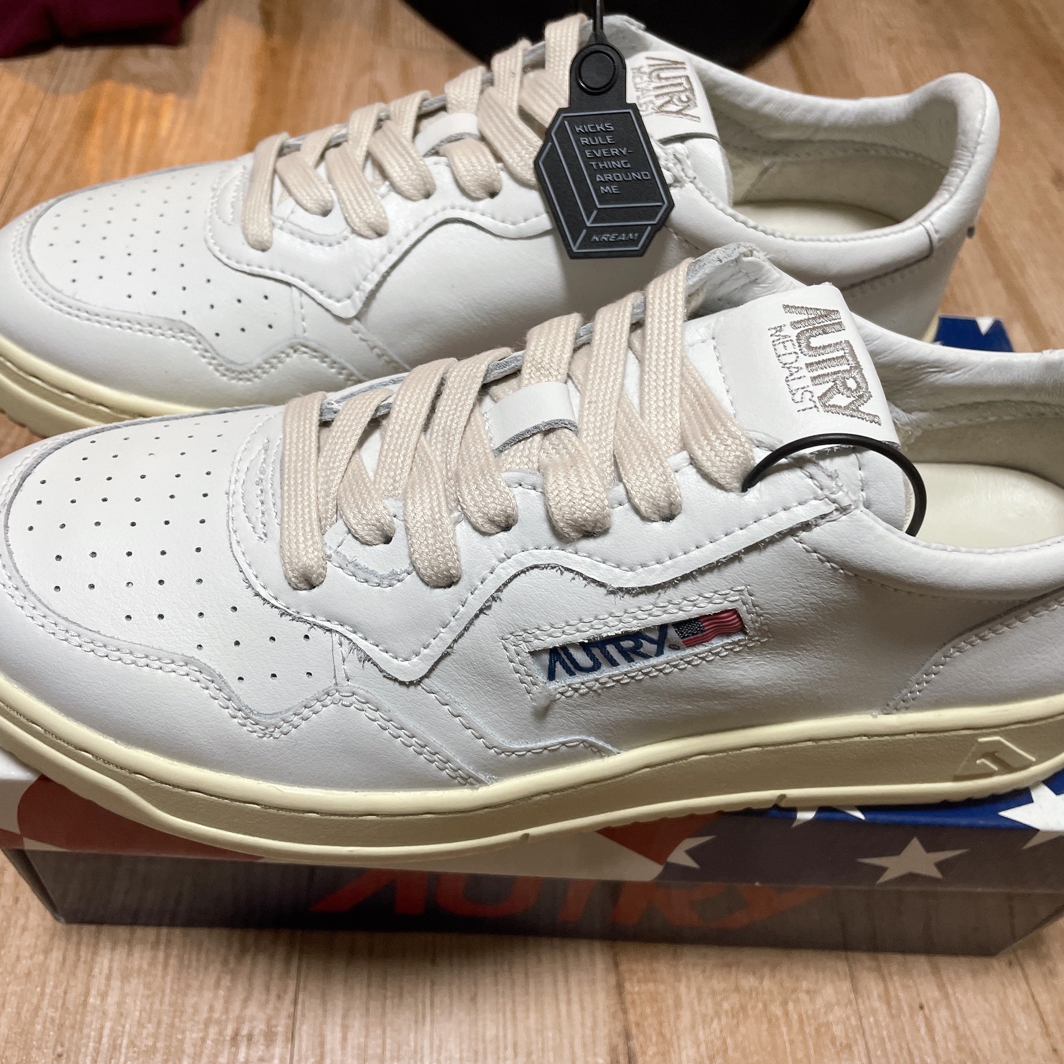 Autry Medalist Low Leather Sneakers White 착용 스타일
