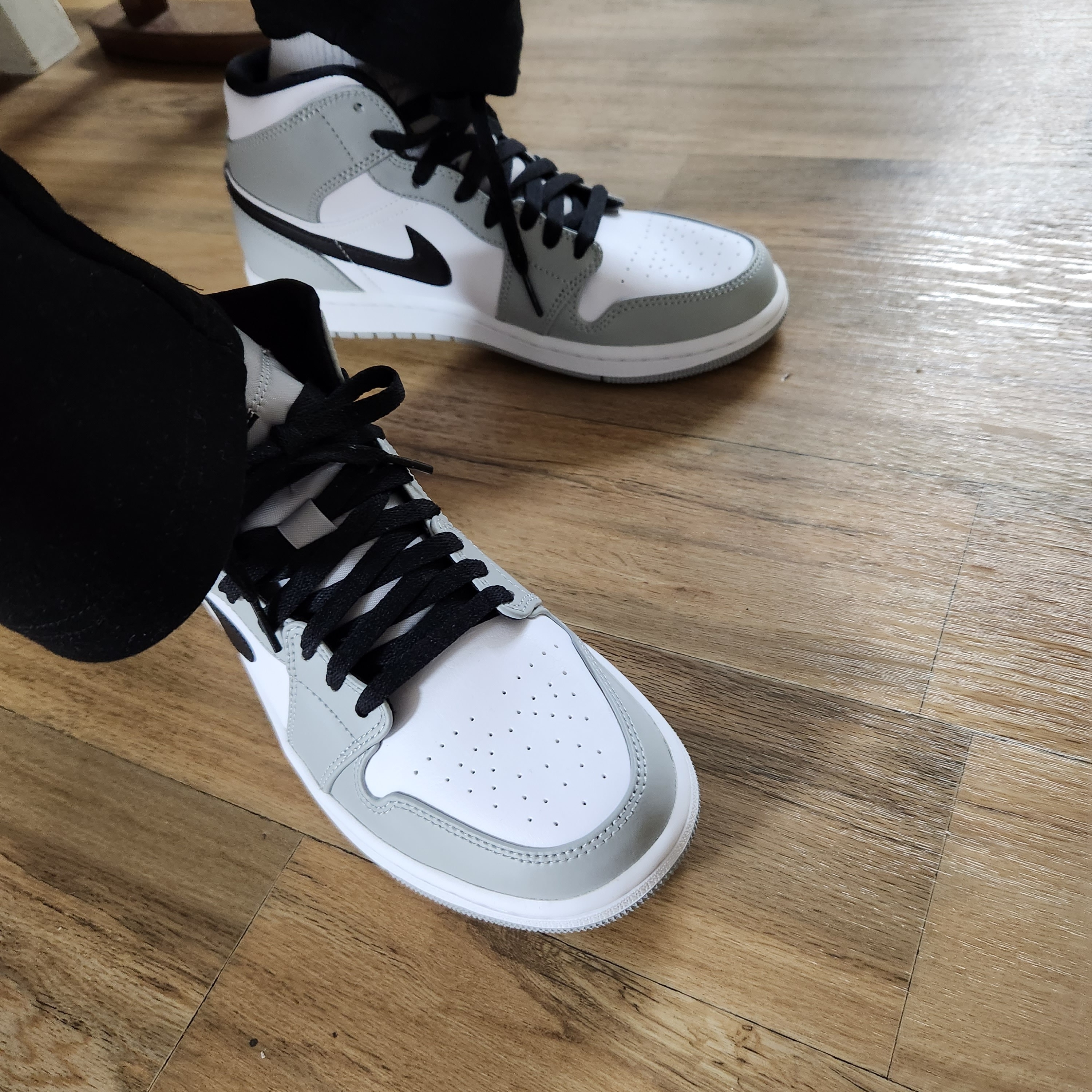 Jordan 1 Mid Light Smoke Grey, (W) Nike Cortez White and Black 착용 스타일 - 3