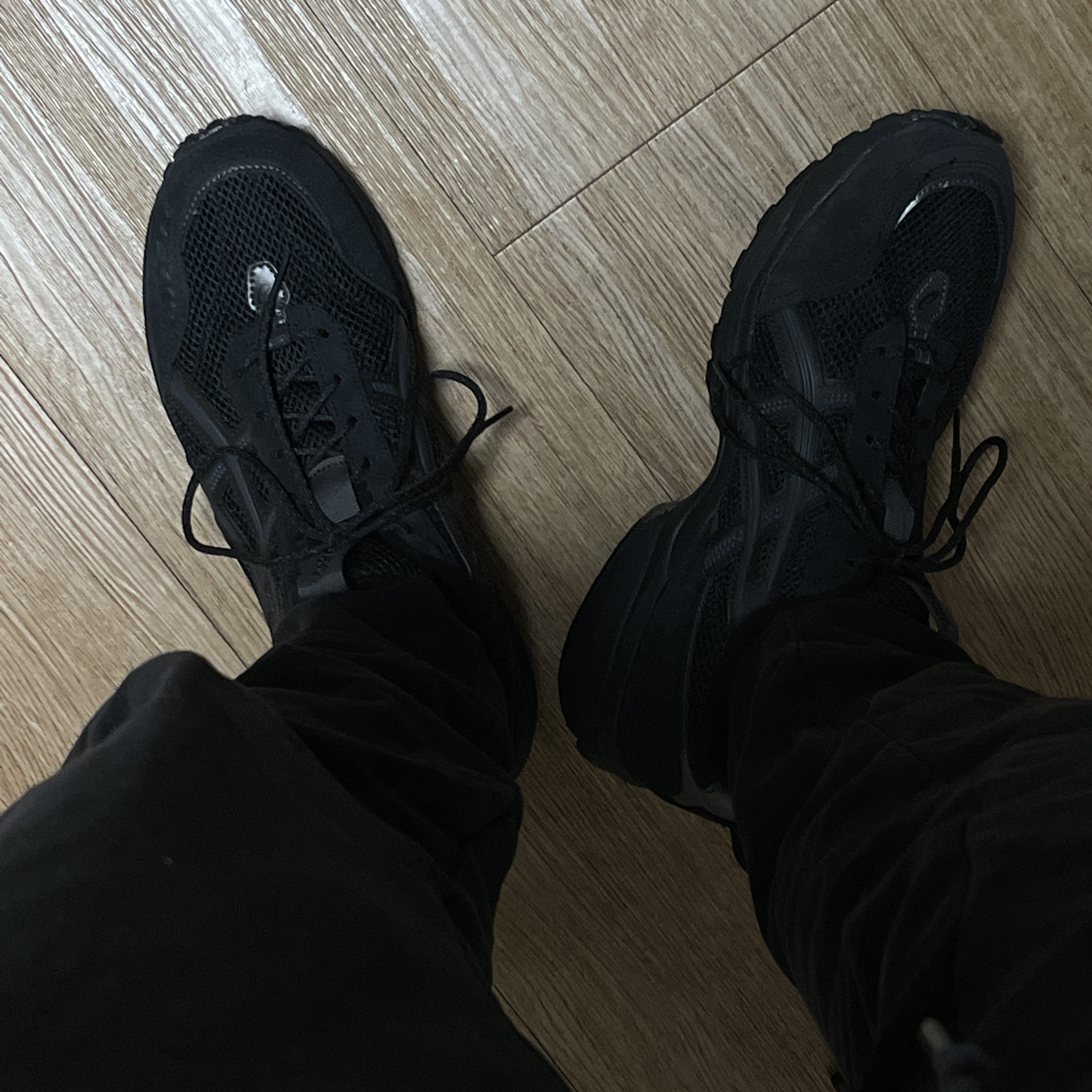 Asics Gel-1090 V2 Black 착용 스타일 - 1