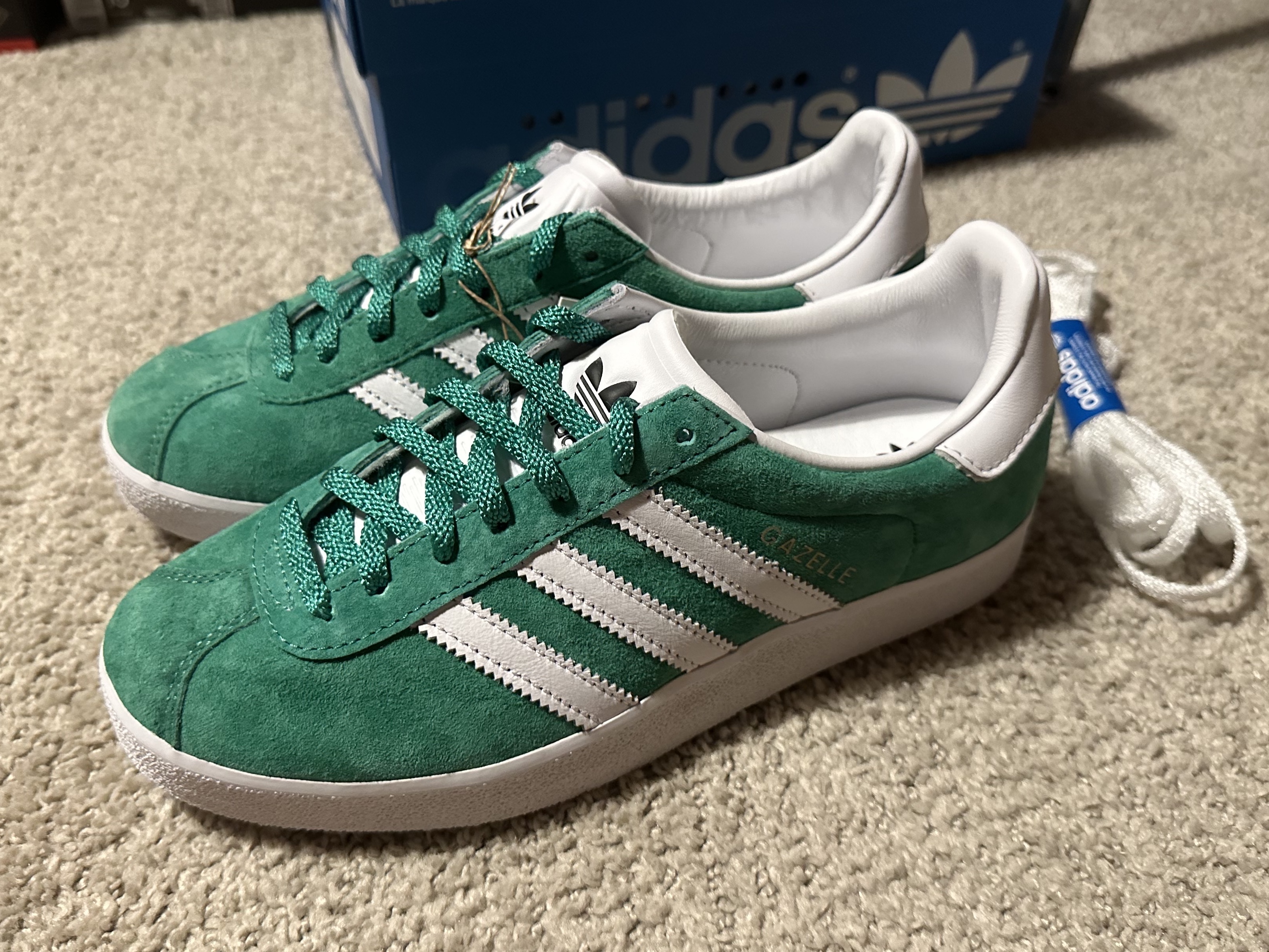 Adidas Gazelle 85 Semi Court Green, Adidas Gazelle Core Black White 착용 스타일 - 3