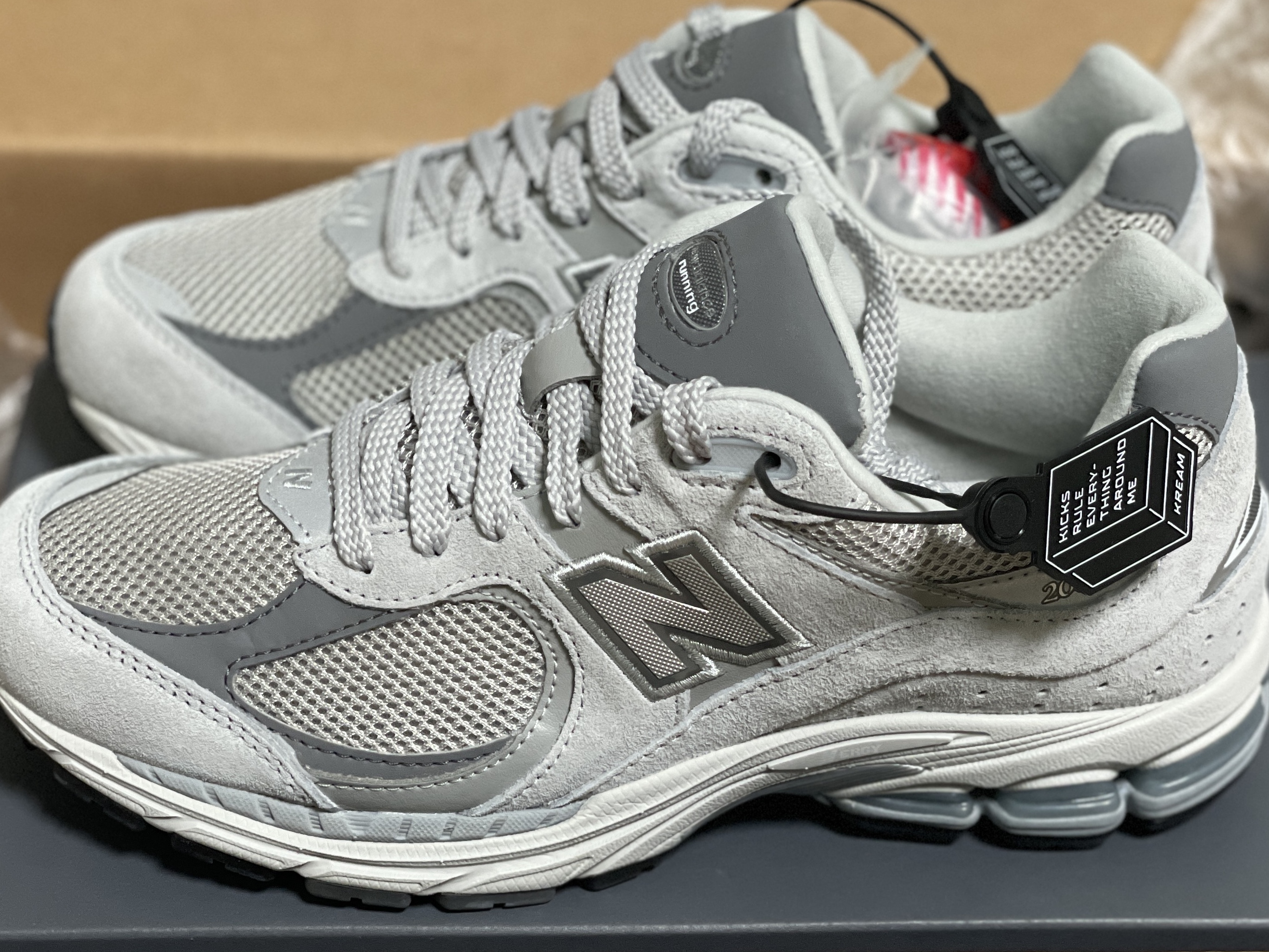 New Balance 2002R T2 Gray 착용 스타일