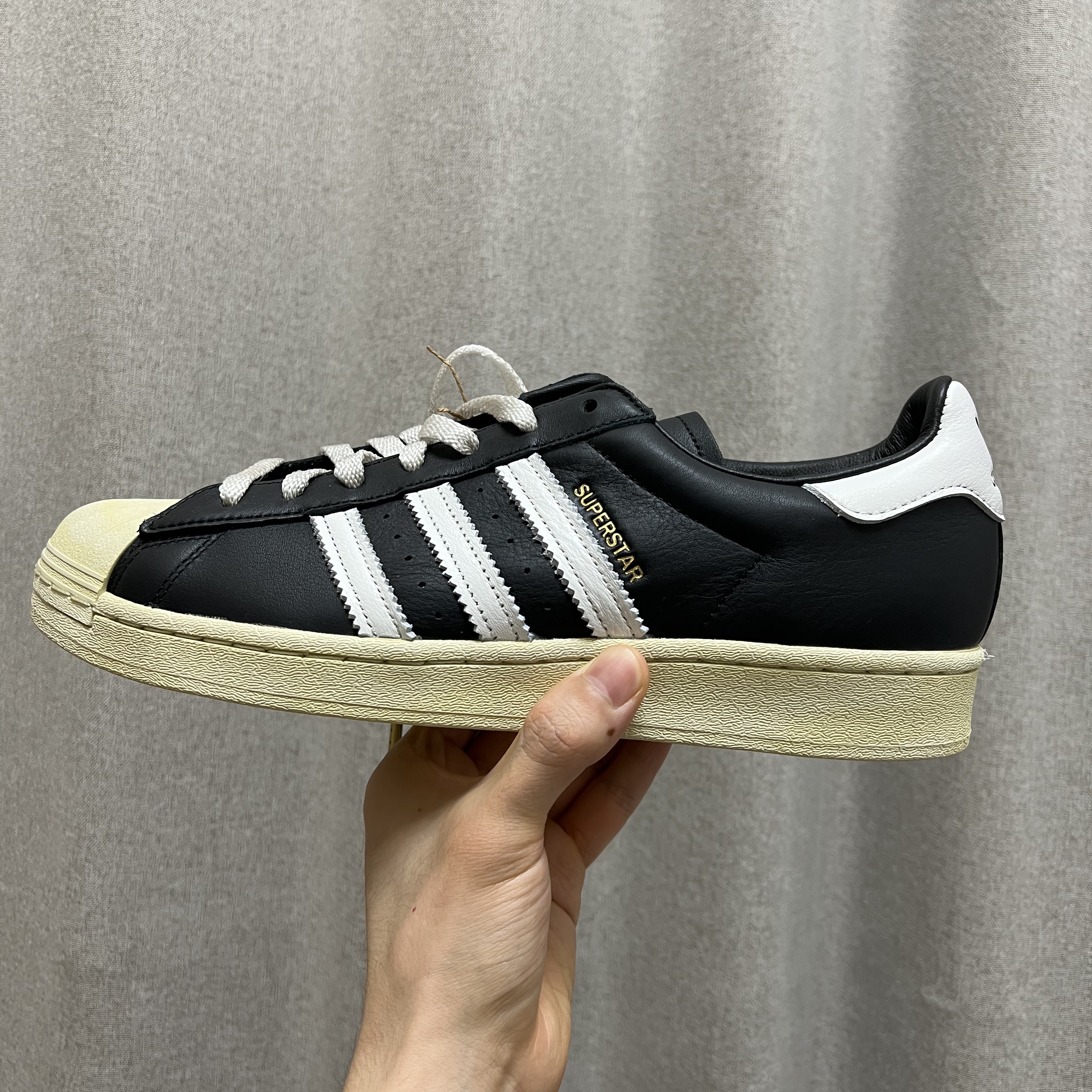 Adidas Superstar Premium Black White 착용 스타일 - 1