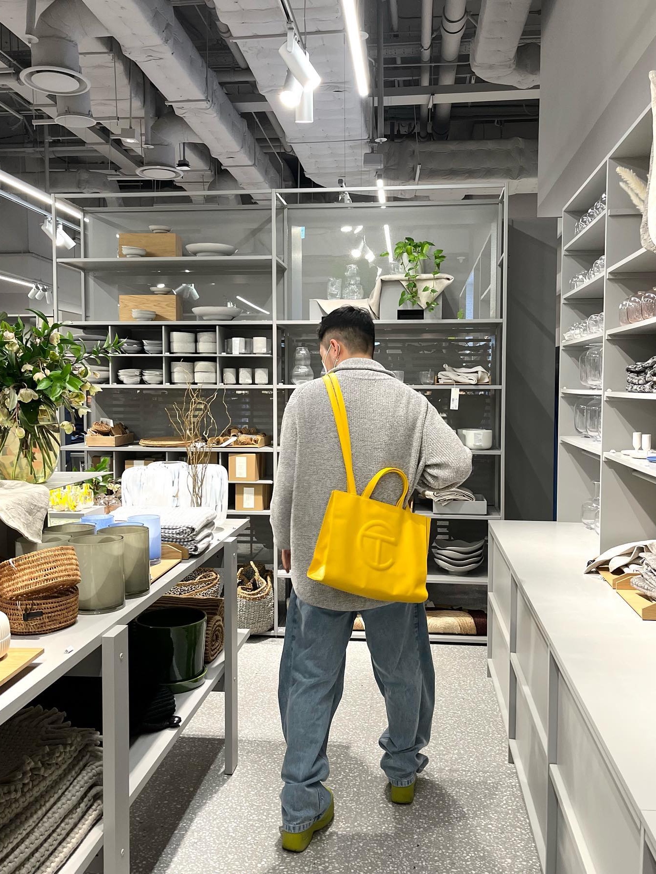 Telfar Medium Shopping Bag Yellow 착용 스타일