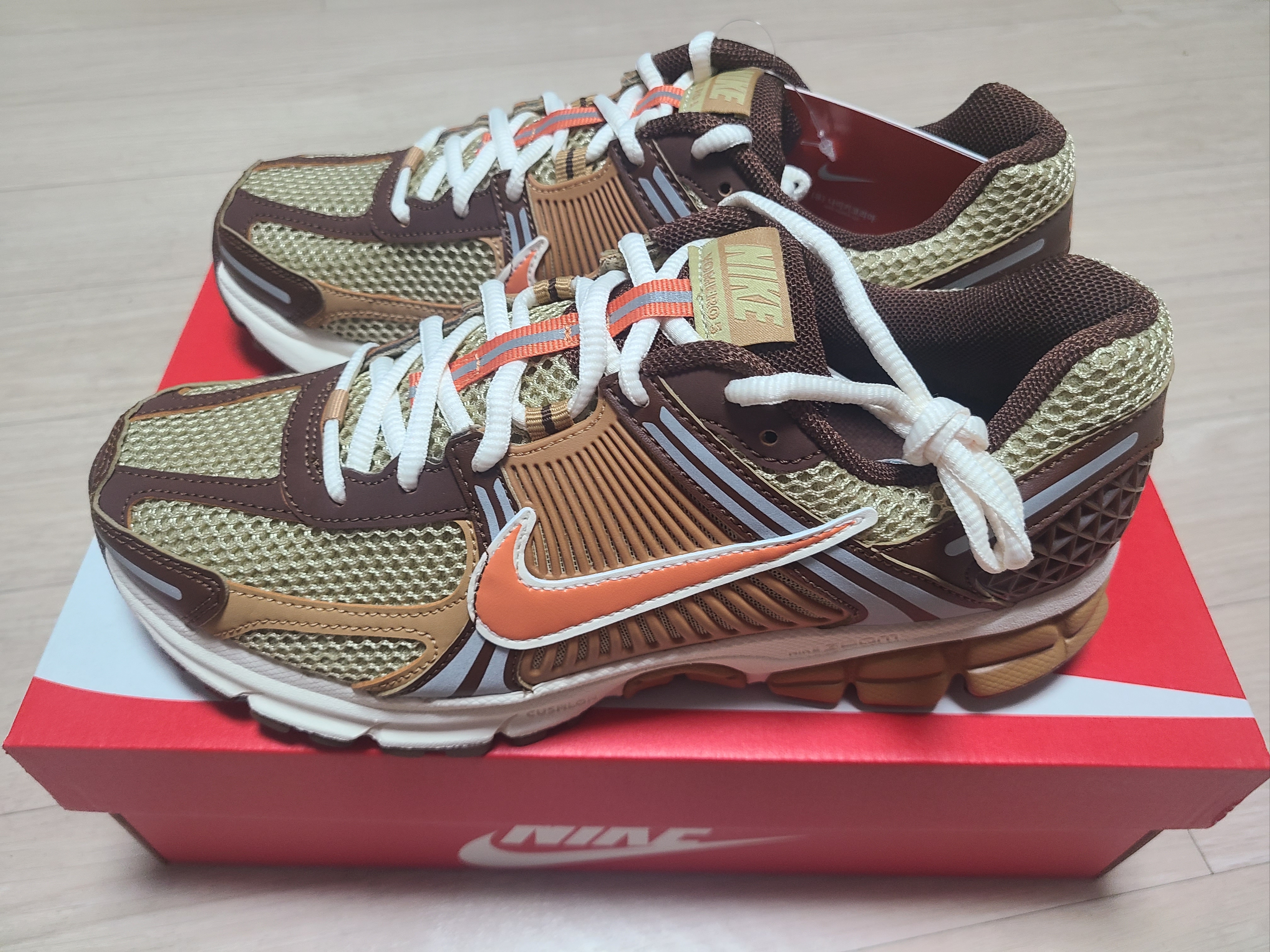 Nike Zoom Vomero 5 Wheat Grass and Cacao Wow 착용 스타일