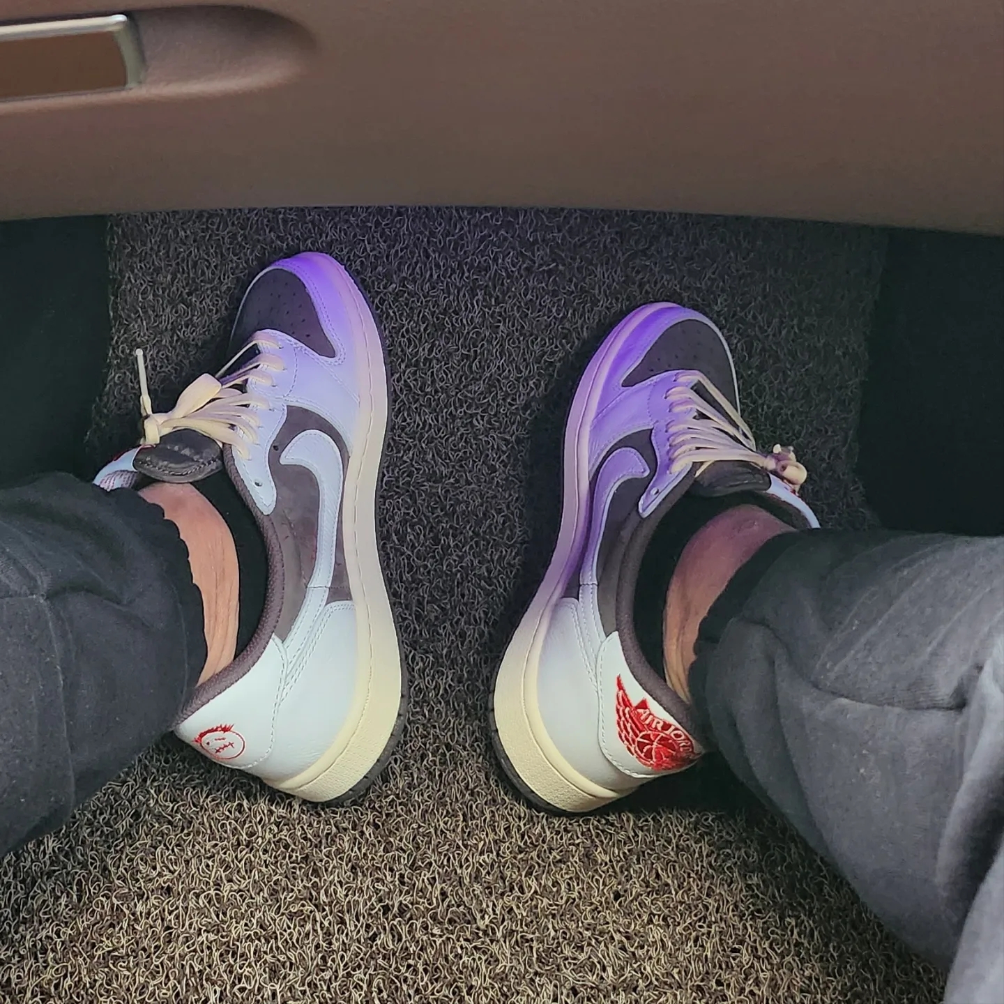 Jordan 1 x Travis Scott Retro Low OG SP Sail and Ridgerock 착용 스타일 - 3