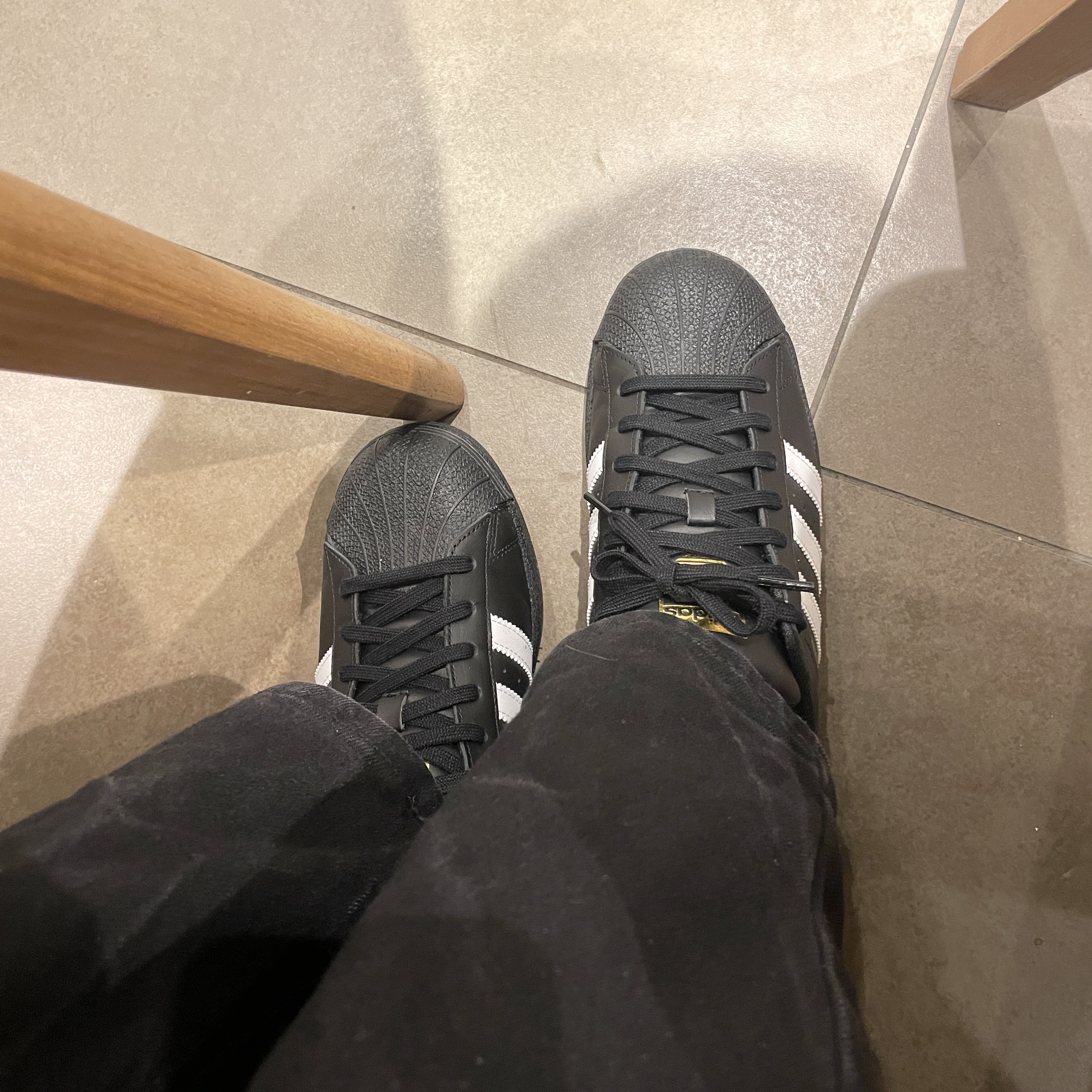 Adidas Superstar Core Black White 착용 스타일