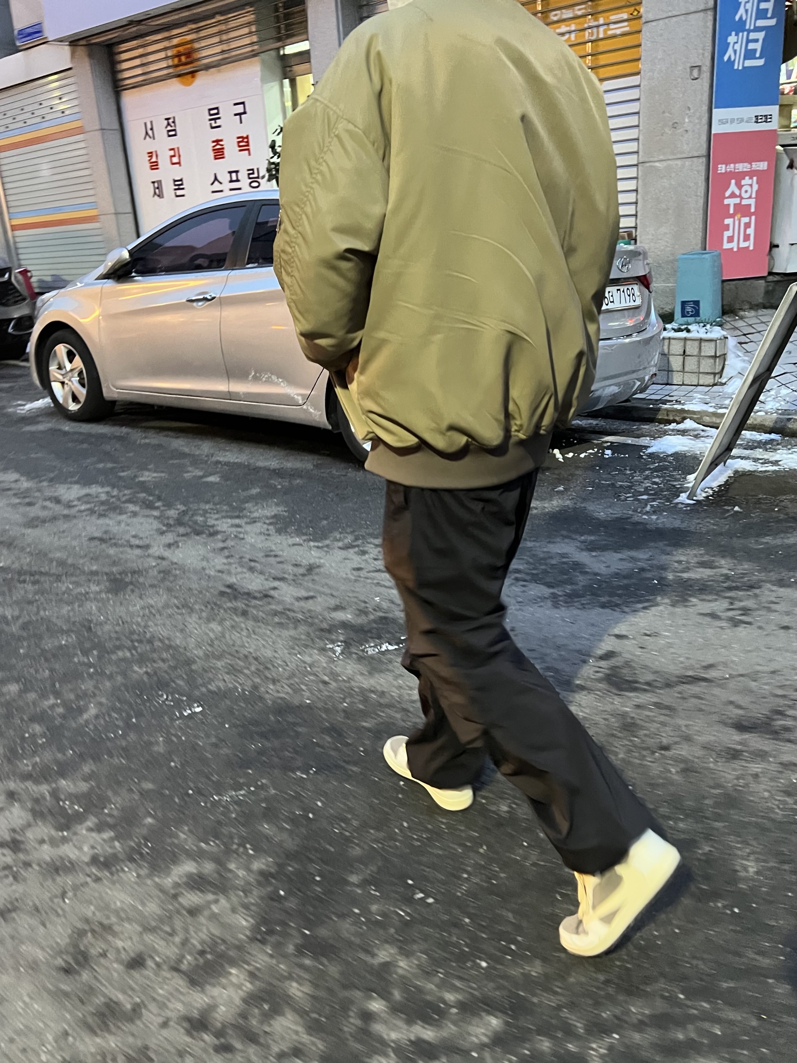 Jordan 1 x Travis Scott Retro Low OG SP Sail and Ridgerock 착용 스타일
