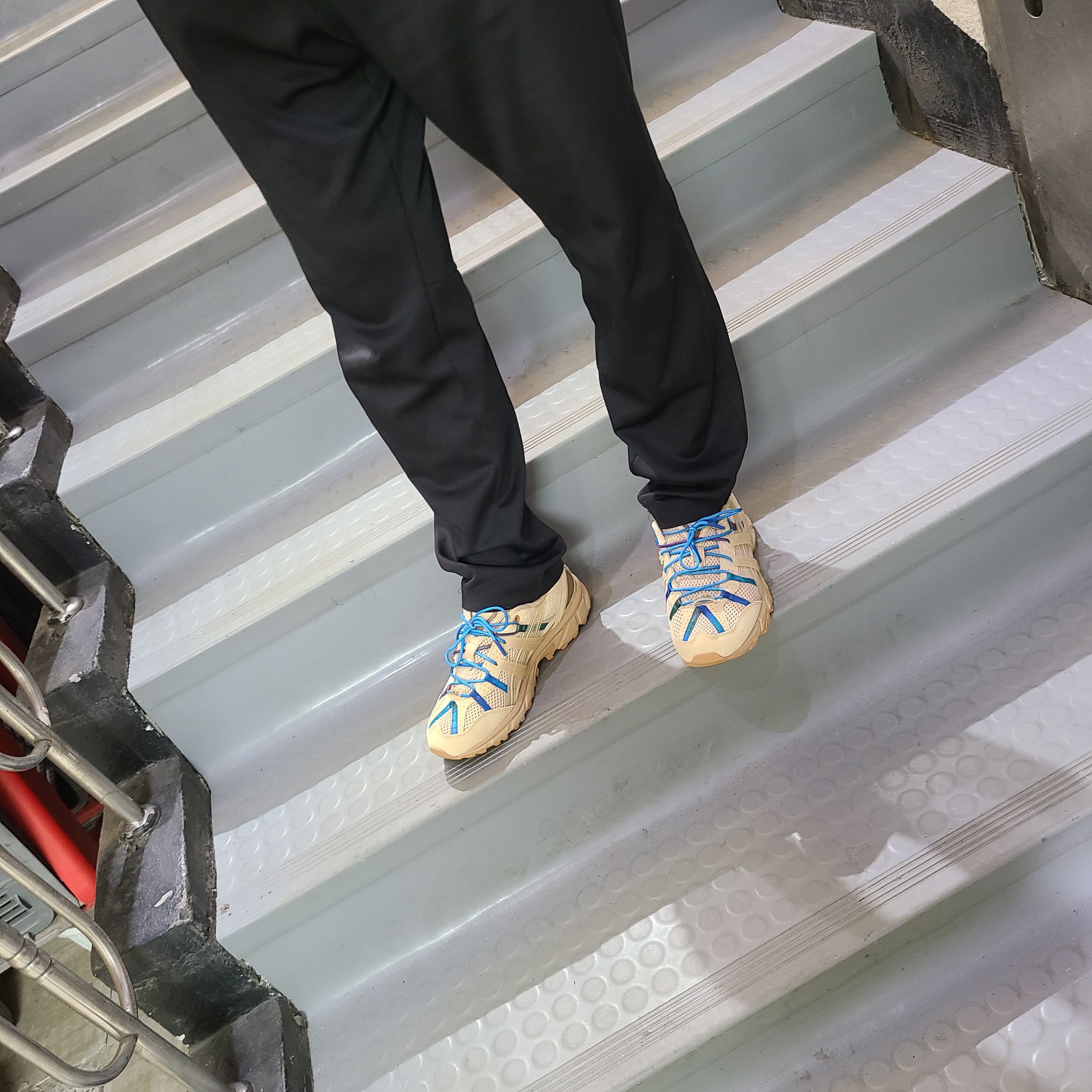Asics x A.P.C. Gel-Sonoma 15-50 Beige 착용 스타일 - 2