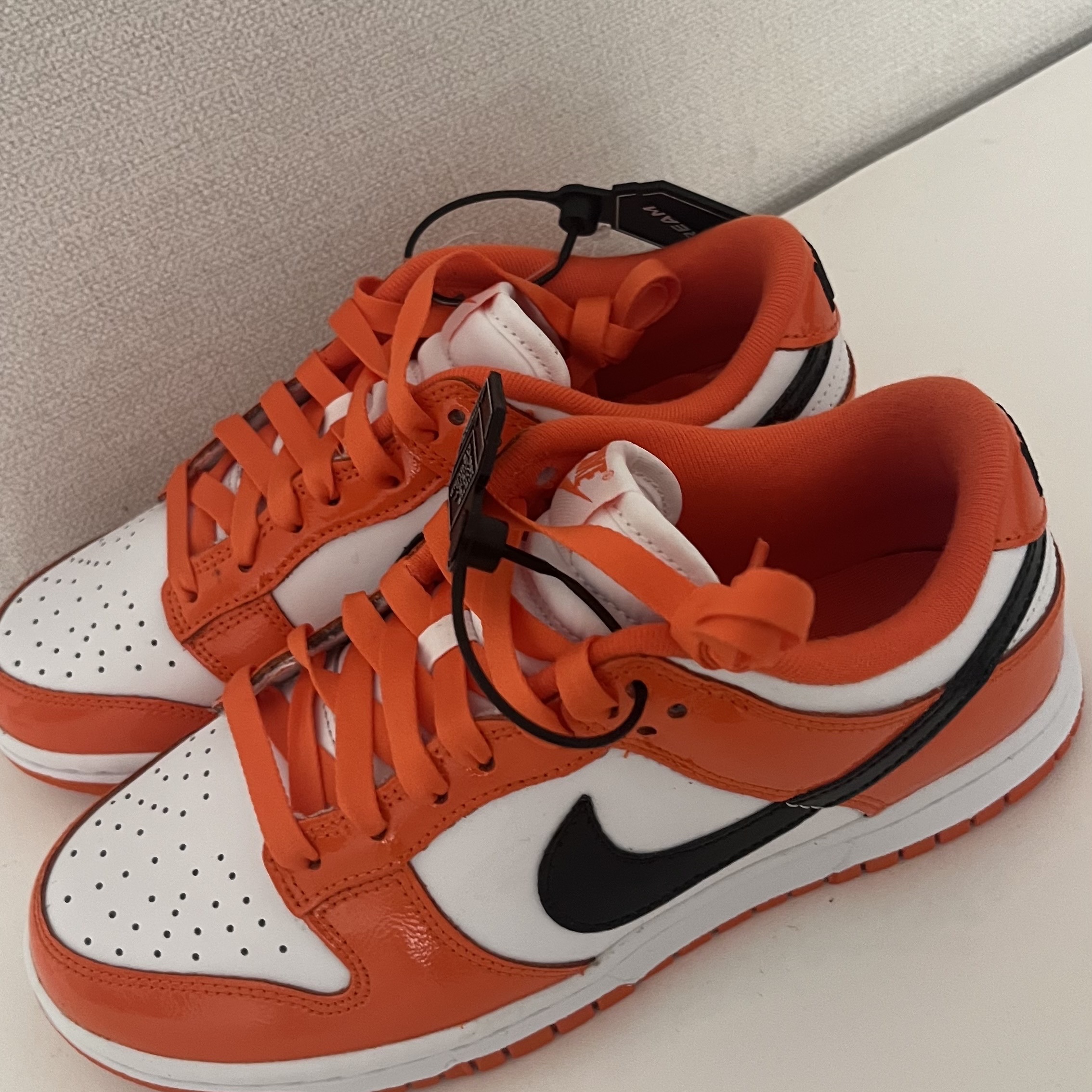 (W) Nike Dunk Low Essential Brilliant Orange 착용 스타일 - 2
