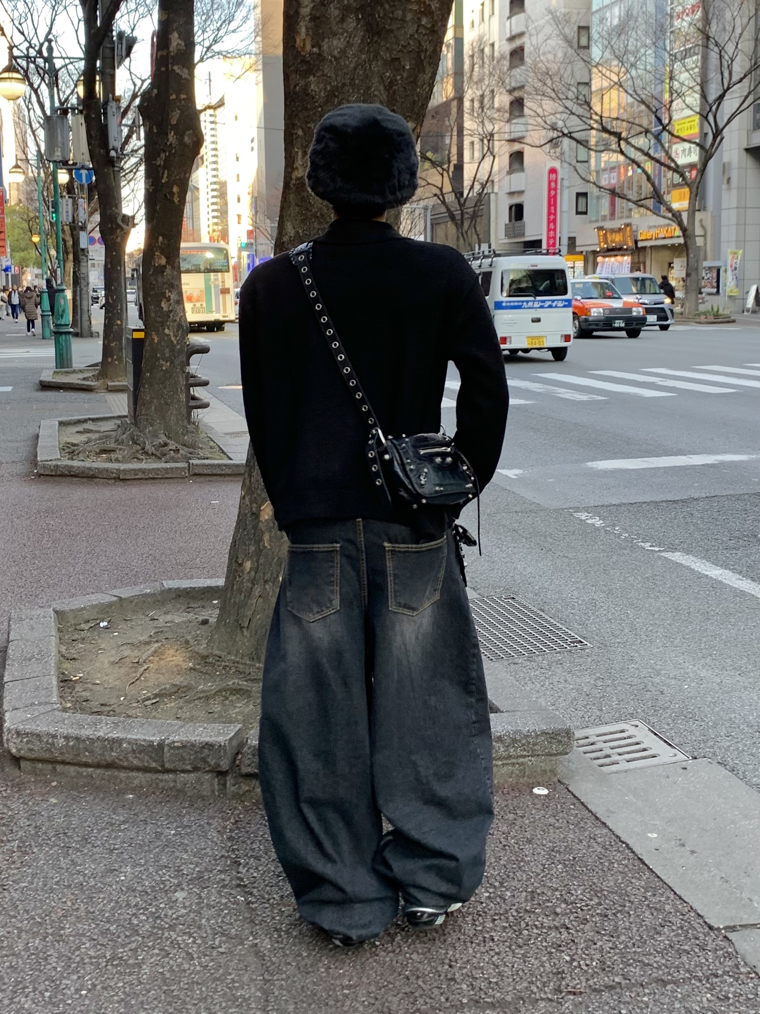 Balenciaga Tyrex Sneakers Black Grey, Balenciaga Arena Lambskin Aged Silver Hardware Le Cagole XS Flap Bag Black 착용 스타일 - 2