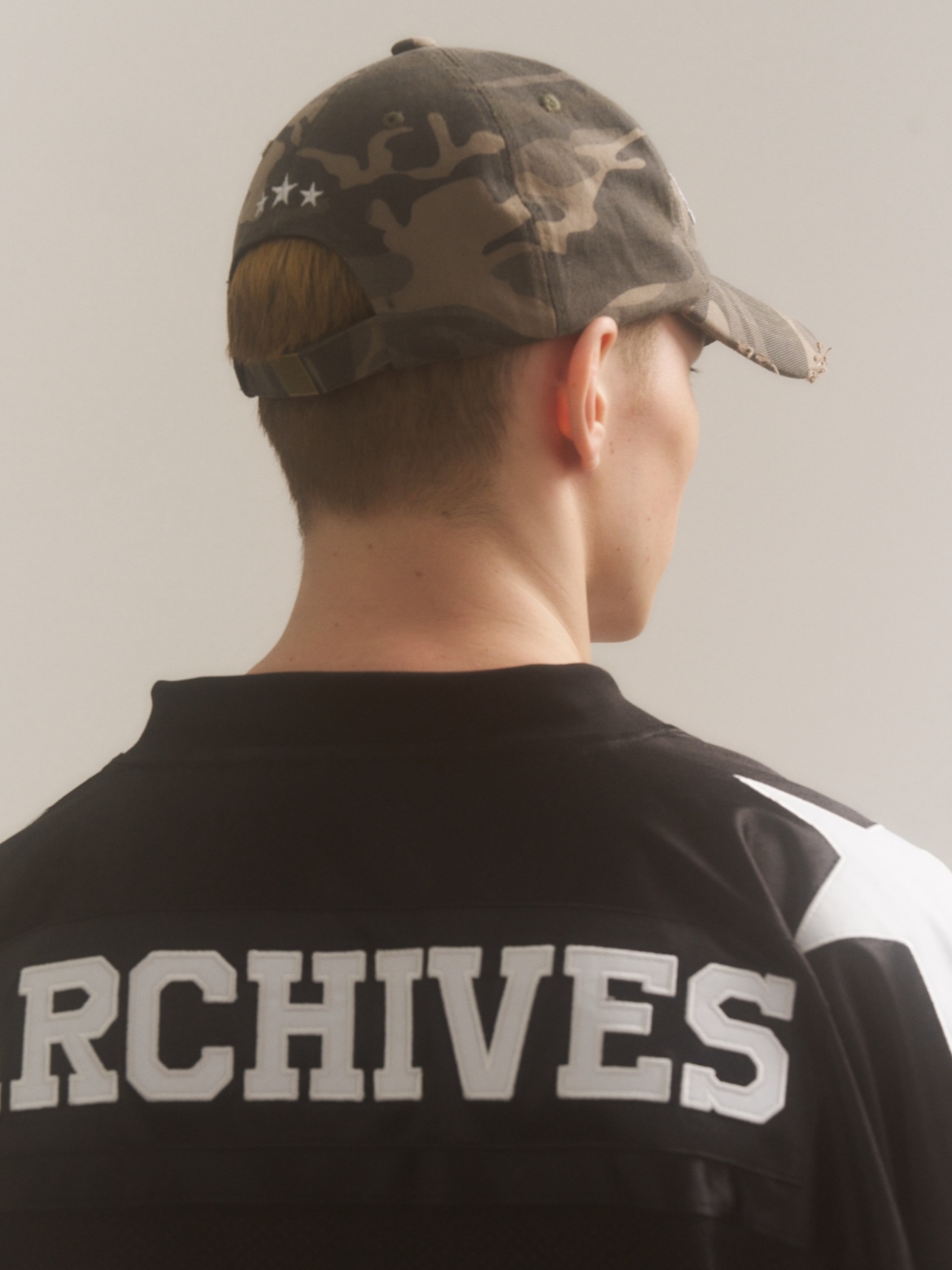 2000Archives Tender Beauty Camo Ball Cap, 2000Archives Football T-Shirt Black 착용 스타일