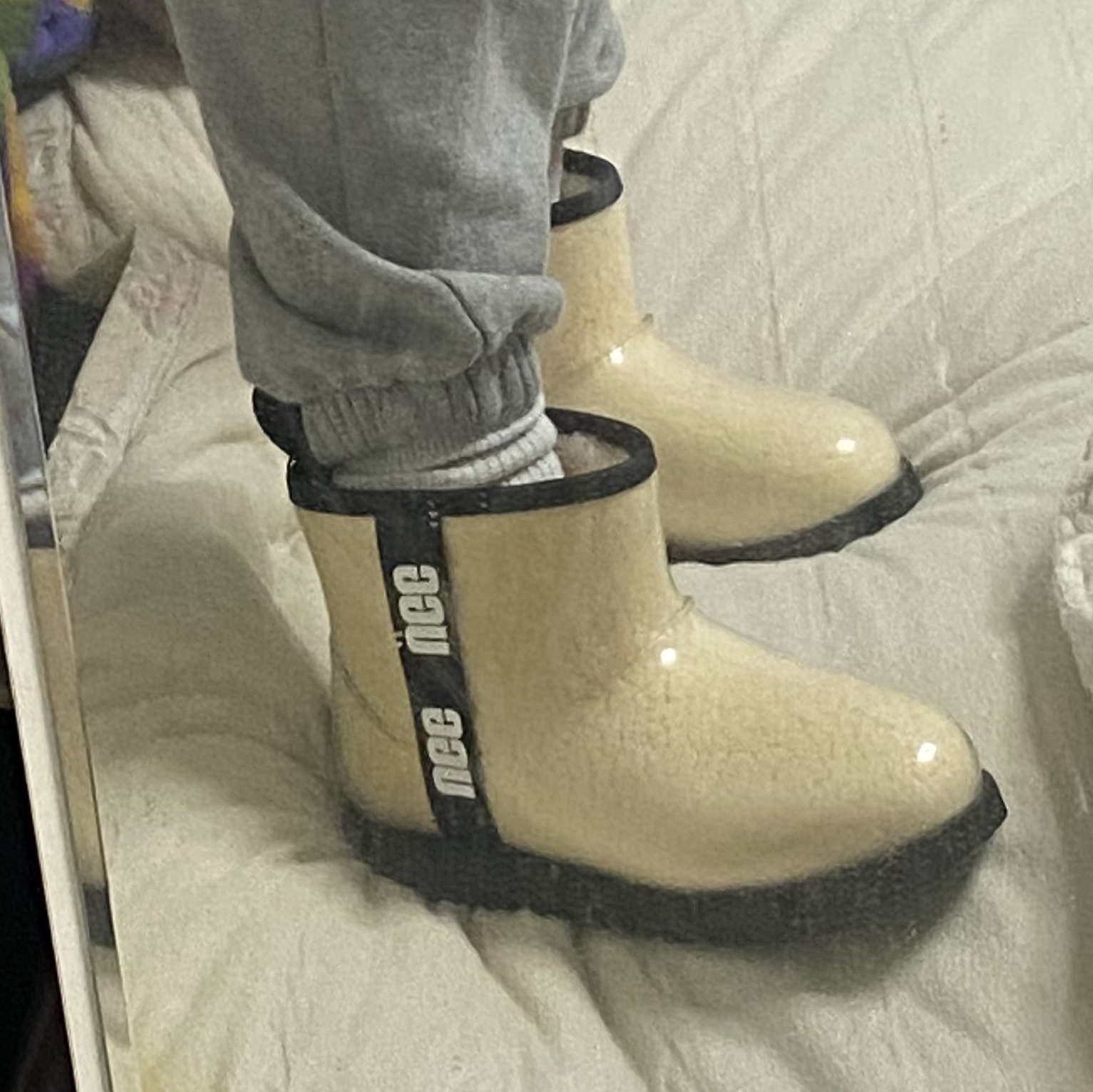(Kids) UGG Classic Clear Mini II Natural Black 착용 스타일 - 2