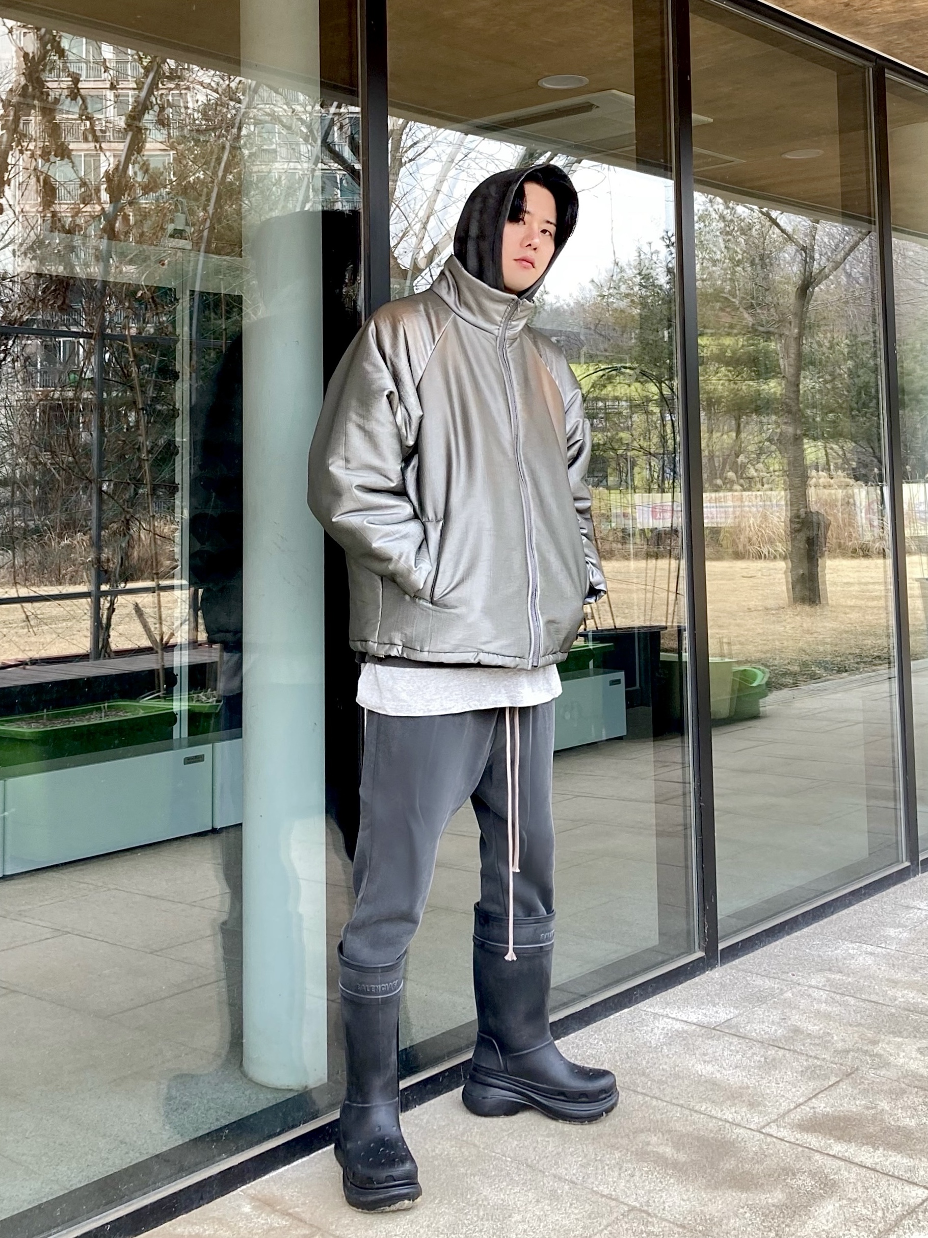 Balenciaga x Crocs Rubber Boot Black 착용 스타일