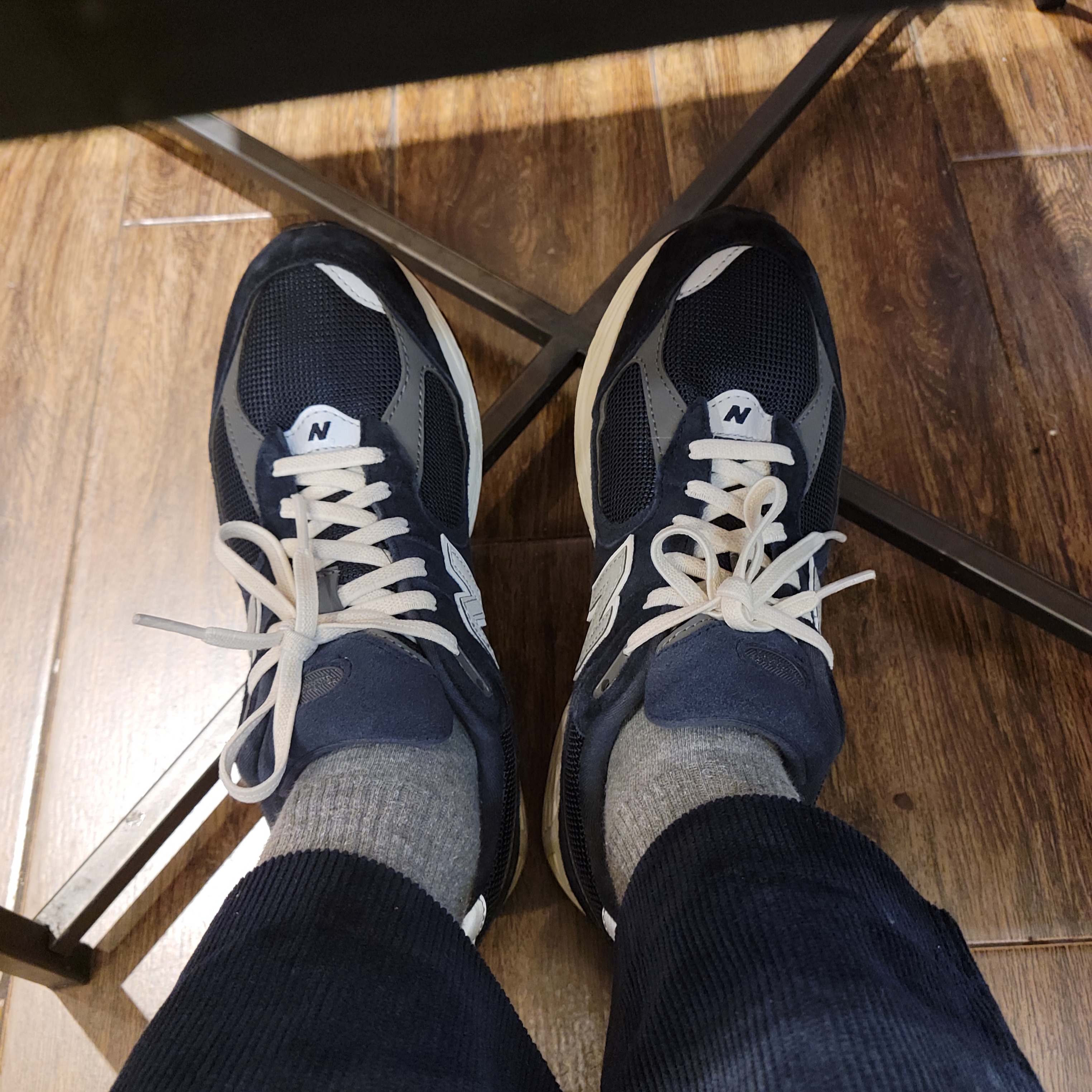 New Balance 2002R Eclipse Castlerock 착용 스타일 - 2