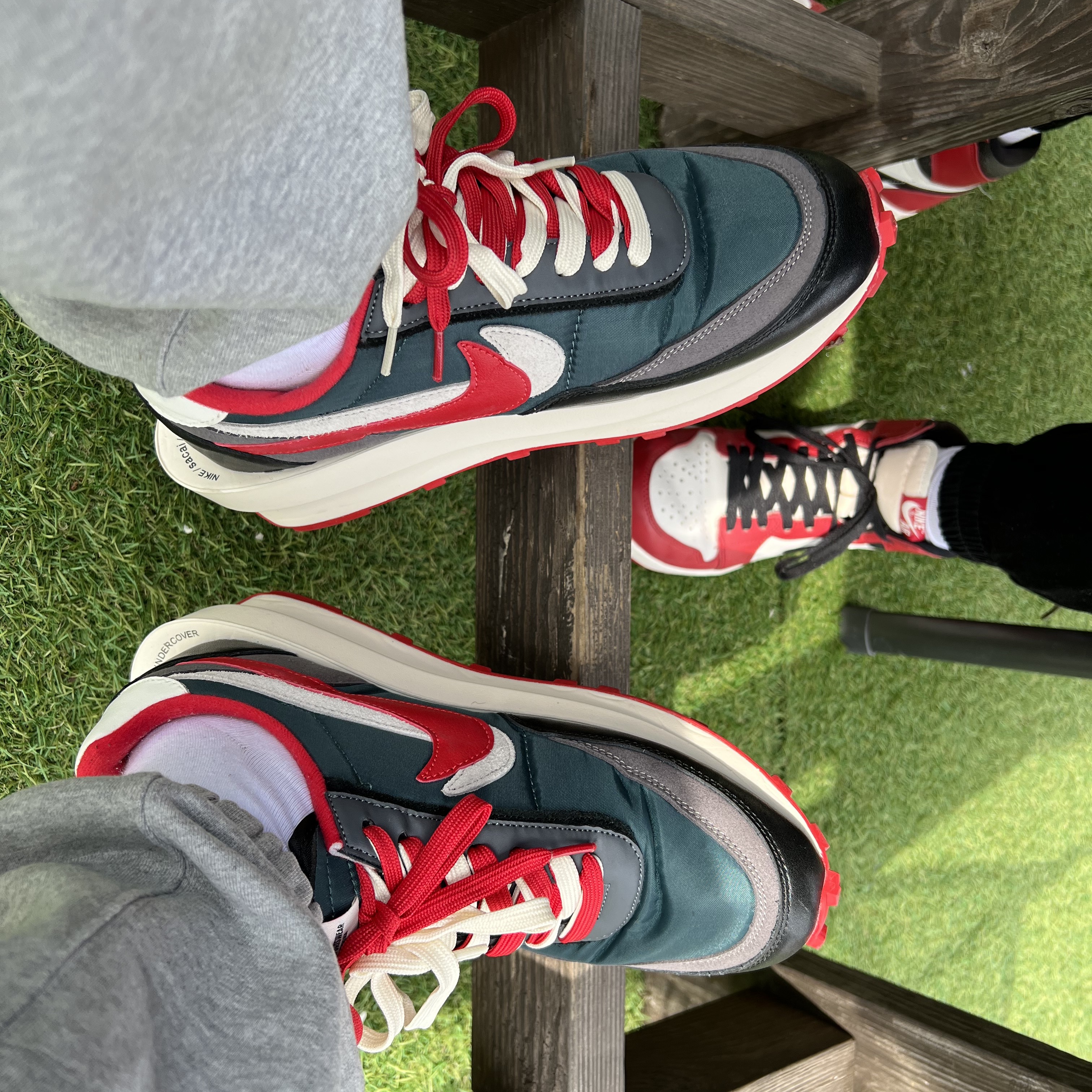 Nike x Sacai x Undercover LDWaffle Midnight Spruce University Red, Jordan 1 Retro High OG Chicago 2022 착용 스타일 - 3