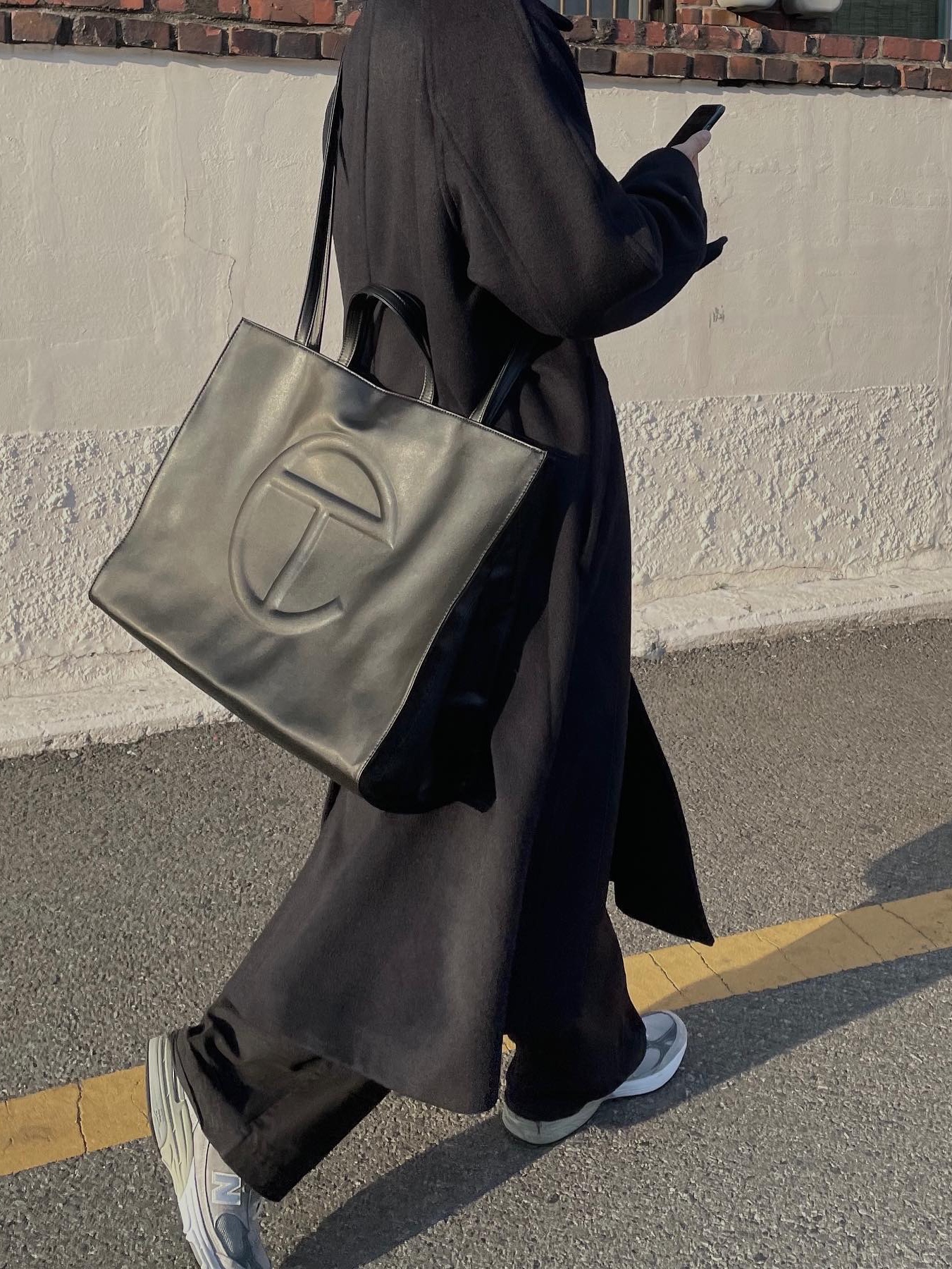 Telfar Large Shopping Bag Black, Telfar Large Patent Shopping Bag Black 착용 스타일