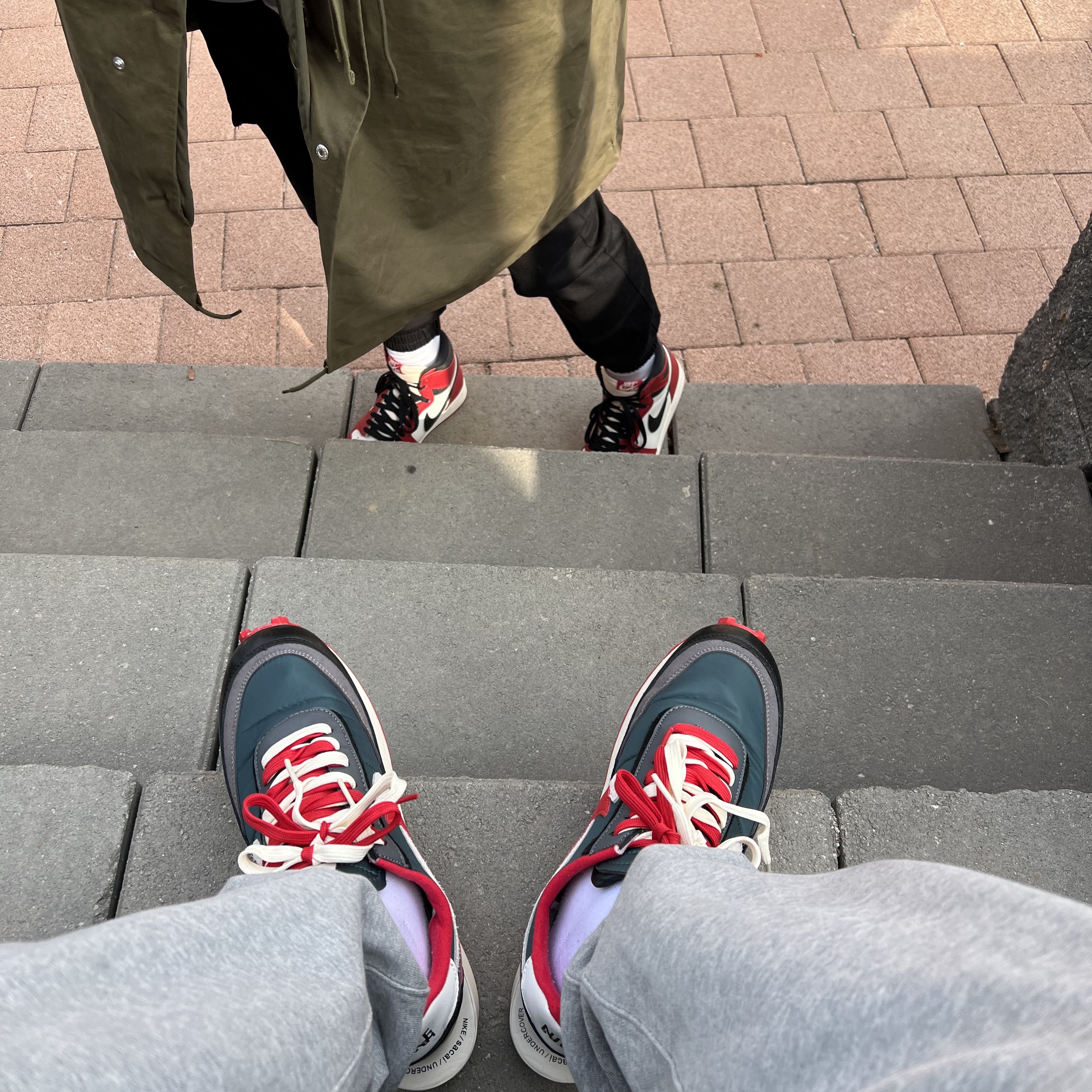Nike x Sacai x Undercover LDWaffle Midnight Spruce University Red, Jordan 1 Retro High OG Chicago 2022 착용 스타일 - 3