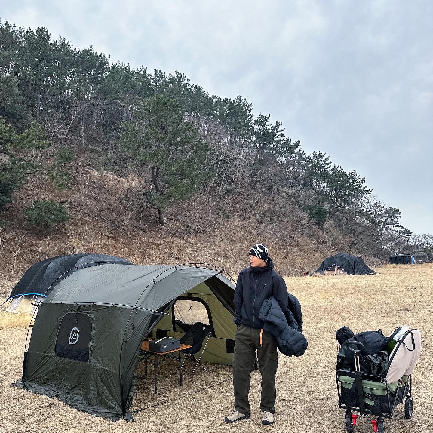 Arc'teryx Atom LT Hoody Black, Keen Jasper Suede Sneakers Silver Mink 착용 스타일 - 1