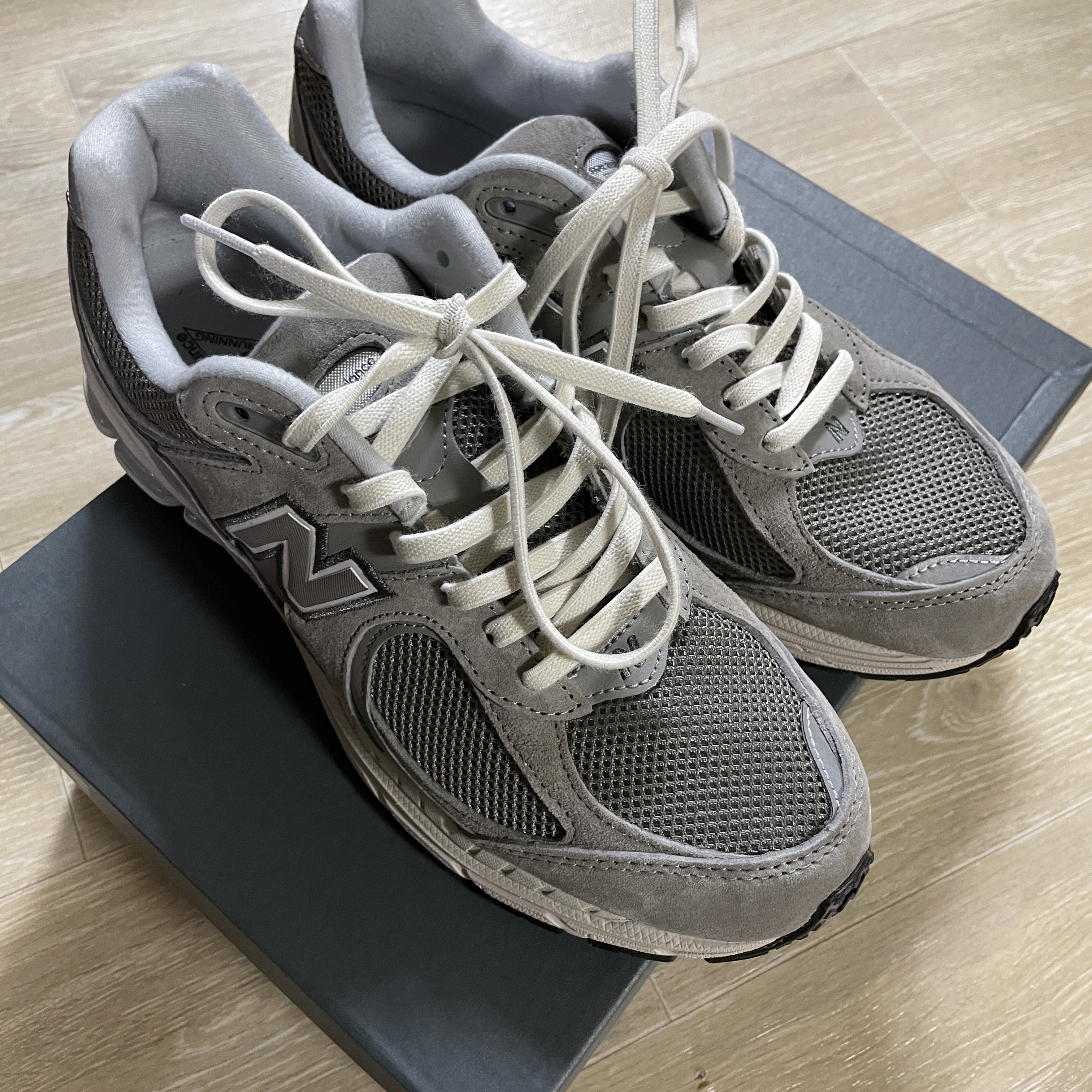 New Balance 2002R Grey 착용 스타일