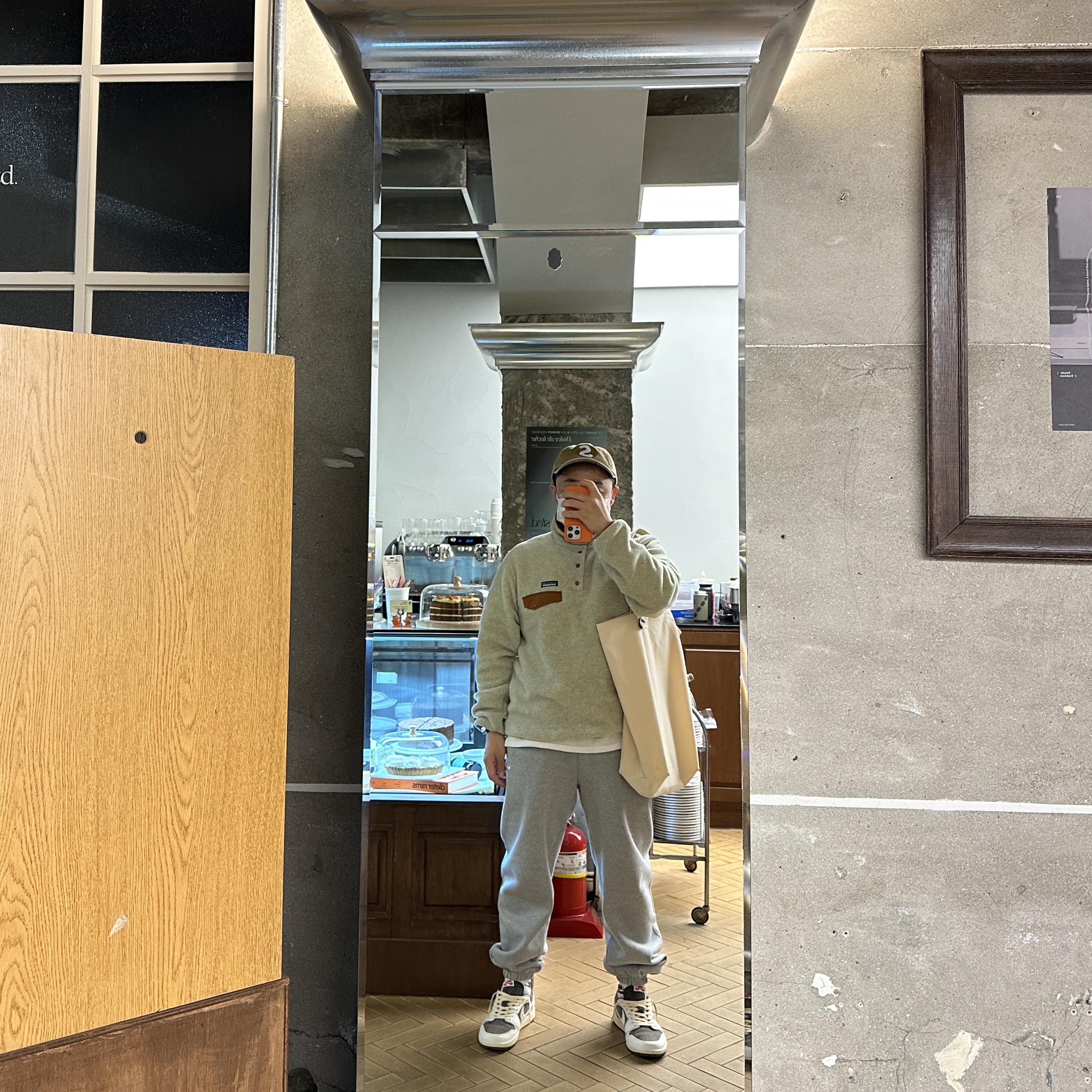 Jordan 1 x Travis Scott Retro Low OG SP Sail and Ridgerock 착용 스타일