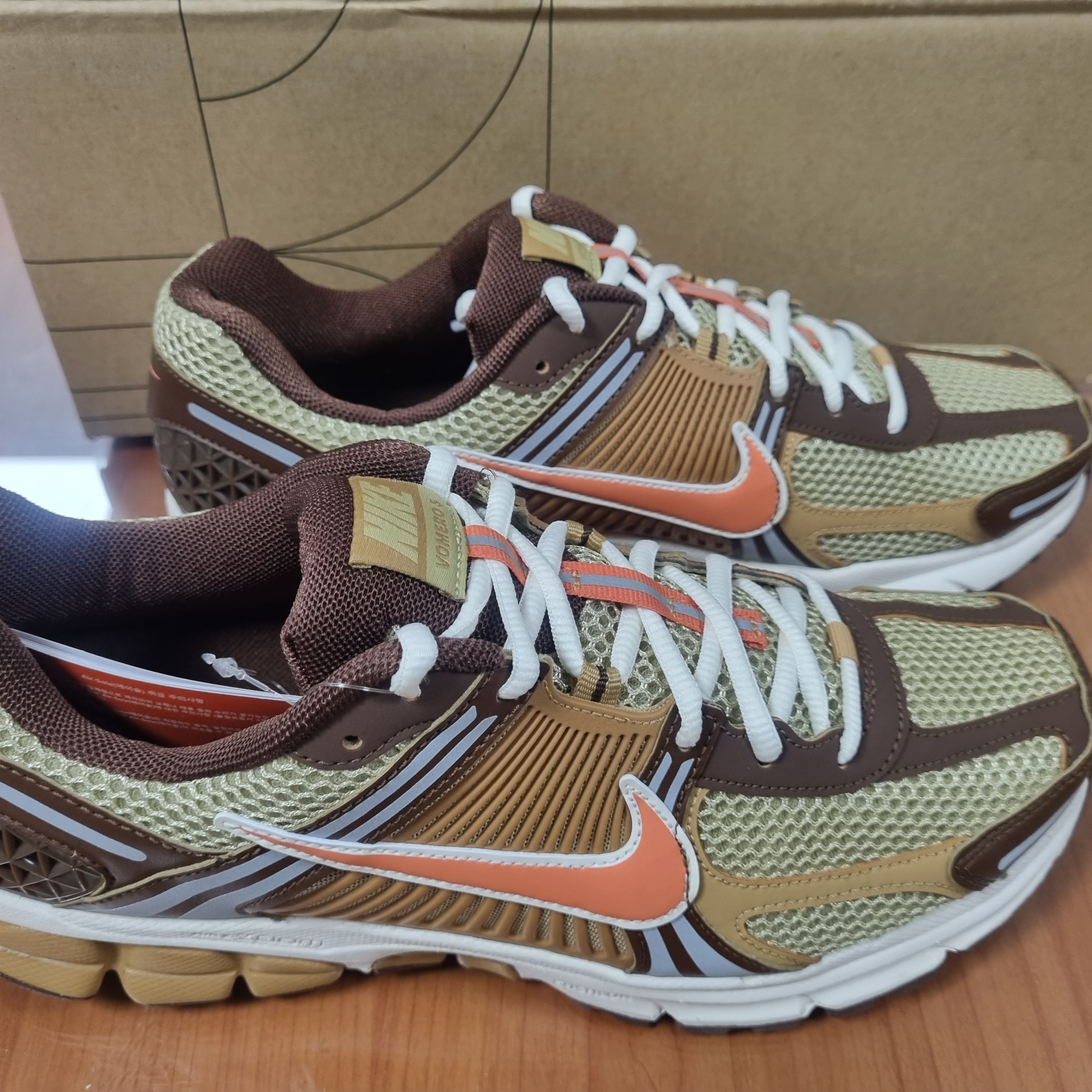 Nike Zoom Vomero 5 Wheat Grass and Cacao Wow 착용 스타일 - 2