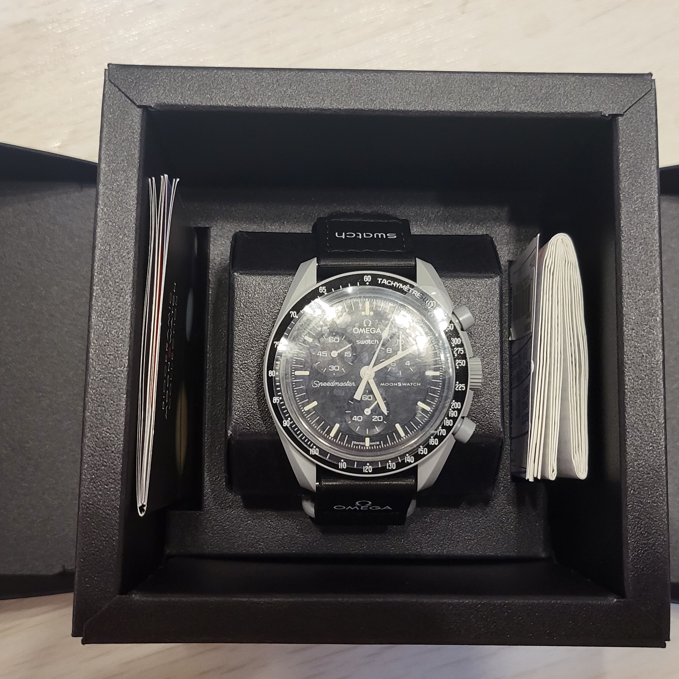 Swatch x Omega Bioceramic MoonSwatch Mission To The Moon 착용 스타일 - 2