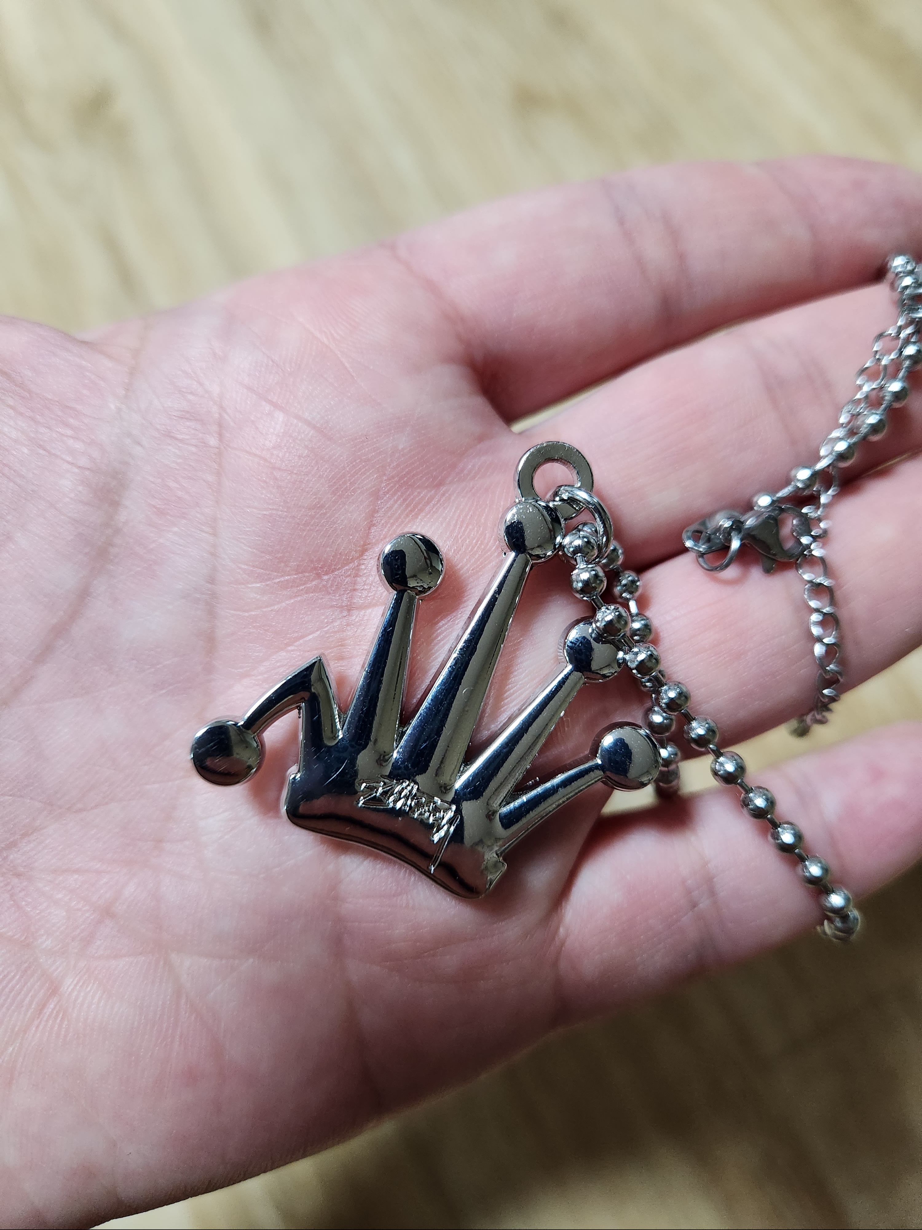Stussy Metal Bent Crown Keychain Silver 착용 스타일