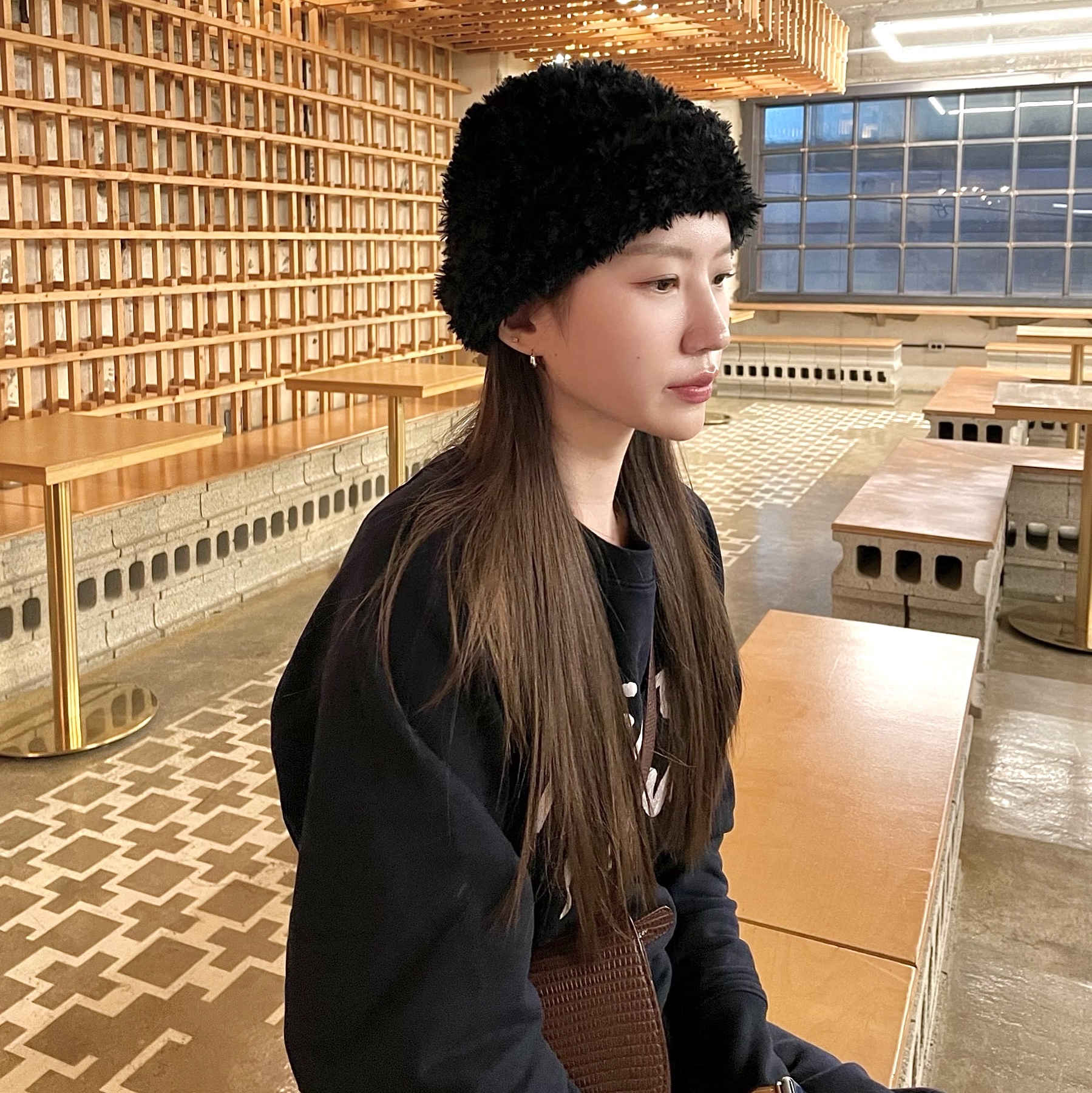 (W) Maison Kitsune Handwriting Adjusted Sweatshirt Navy 착용 스타일