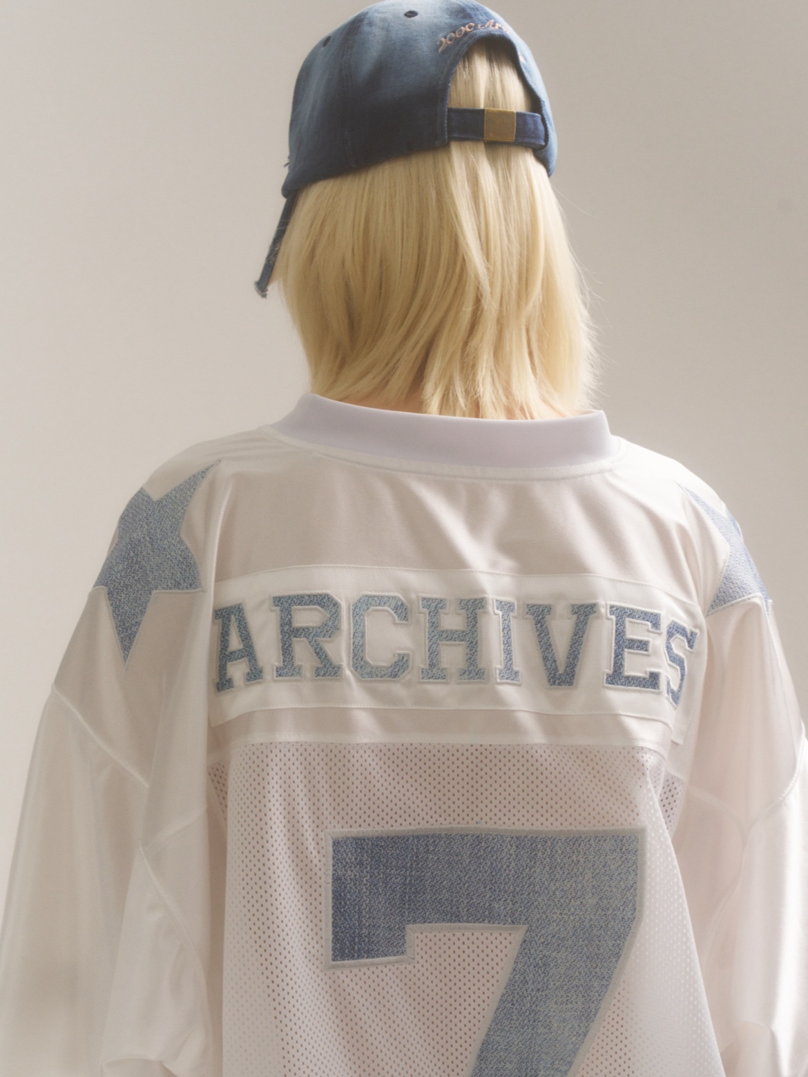 2000Archives Roses Denim Ball Cap, 2000Archives Football T-Shirt Denim 착용 스타일