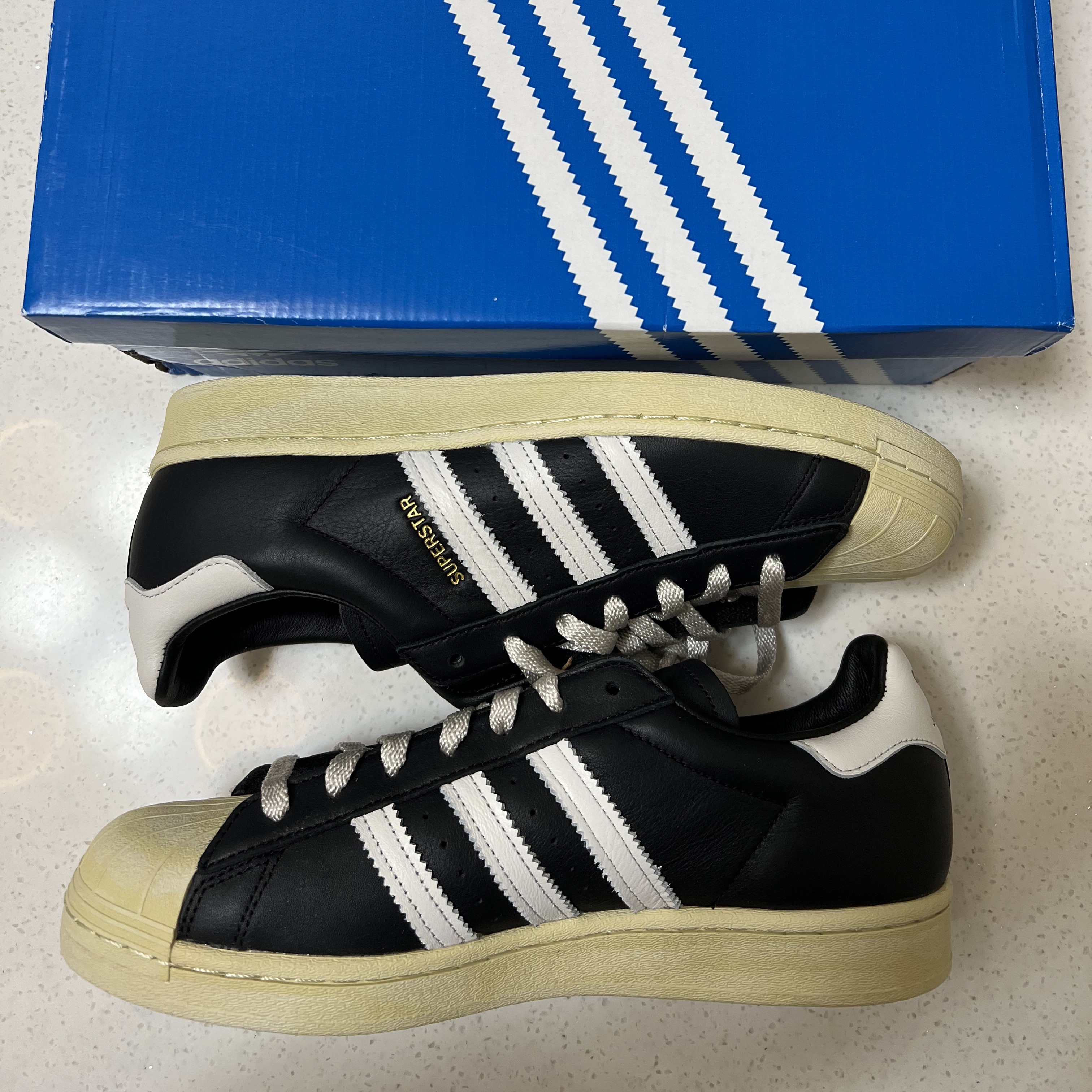 Adidas Superstar Premium Black White 착용 스타일 - 3