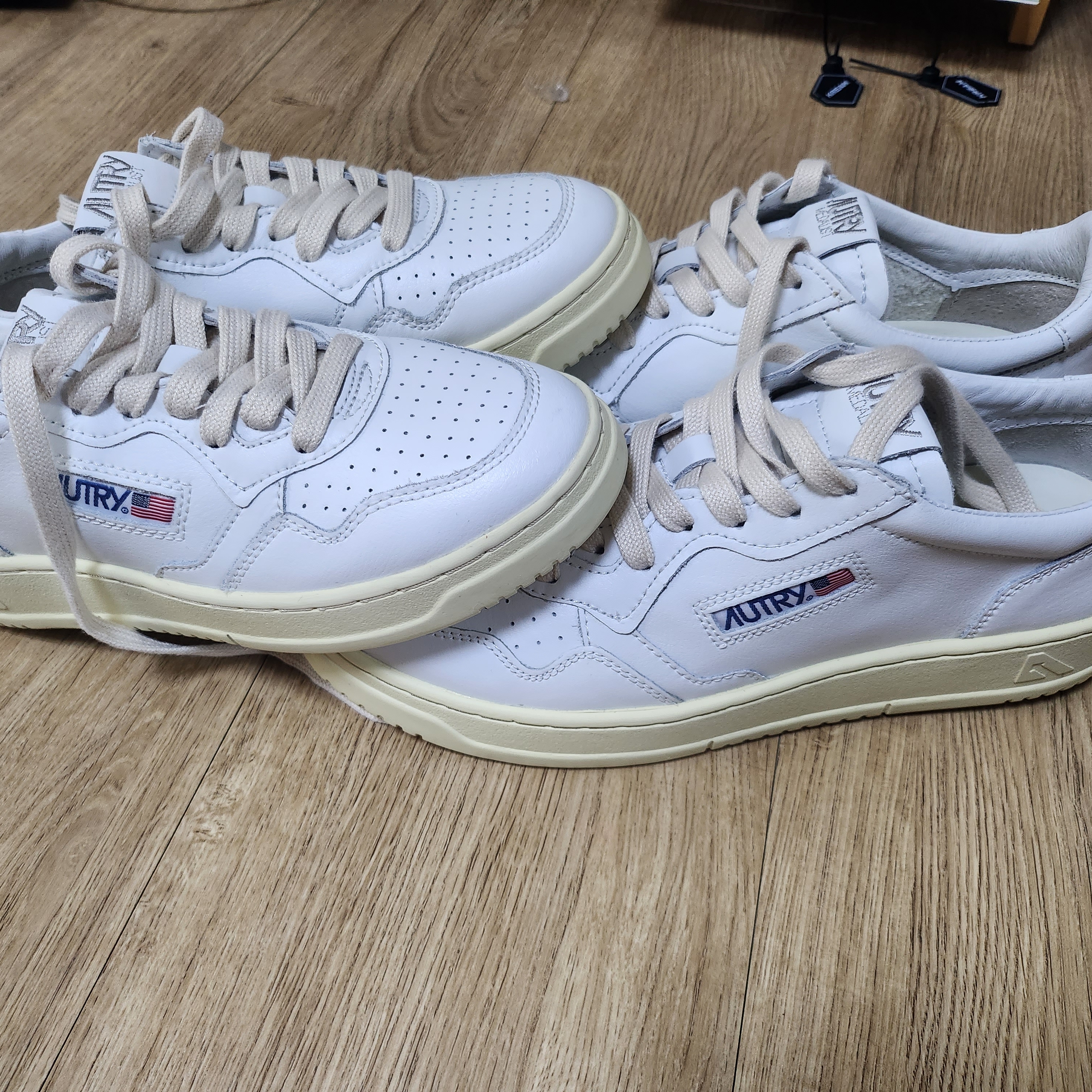 Autry Medalist Low Leather Sneakers White 착용 스타일 - 1