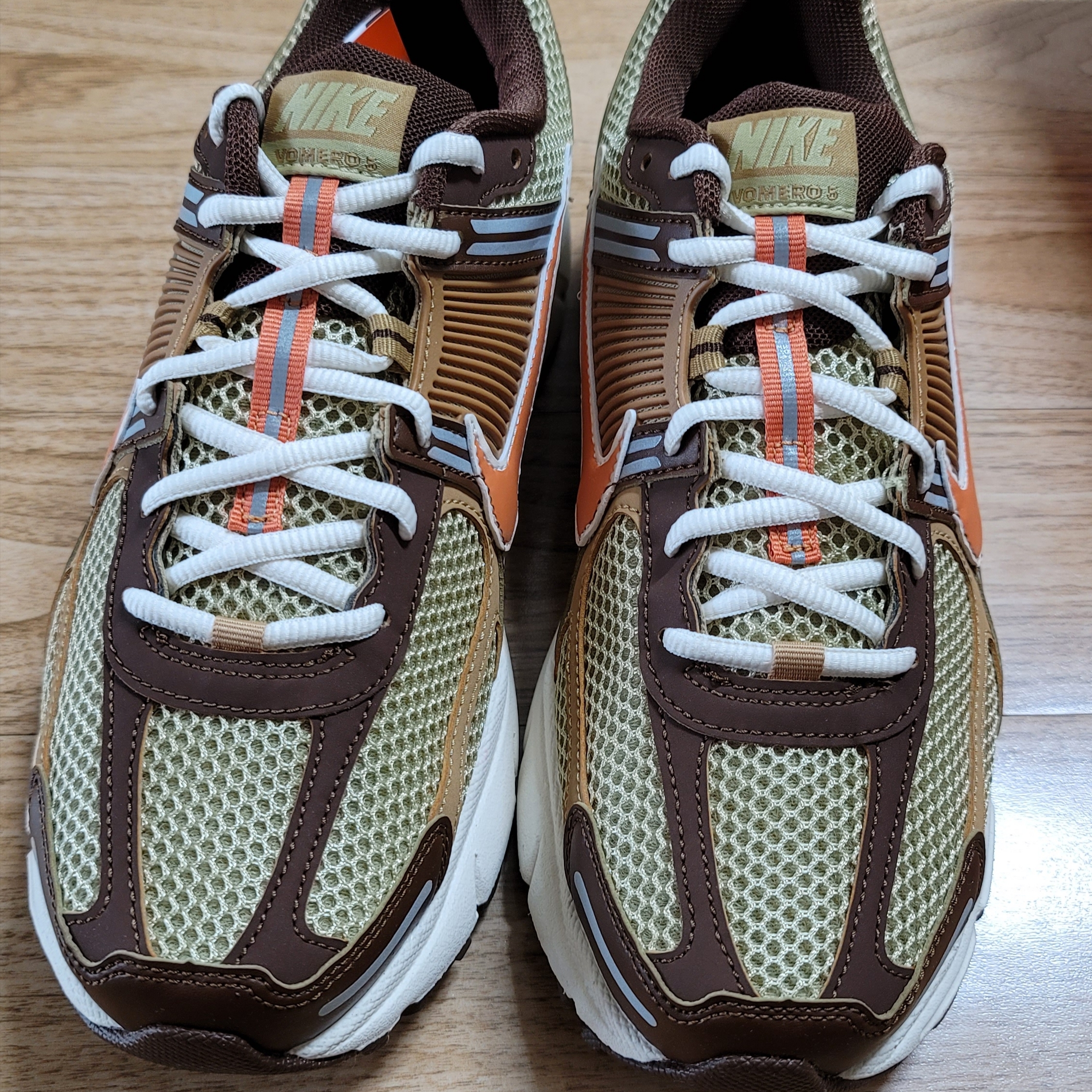 Nike Zoom Vomero 5 Wheat Grass and Cacao Wow 착용 스타일