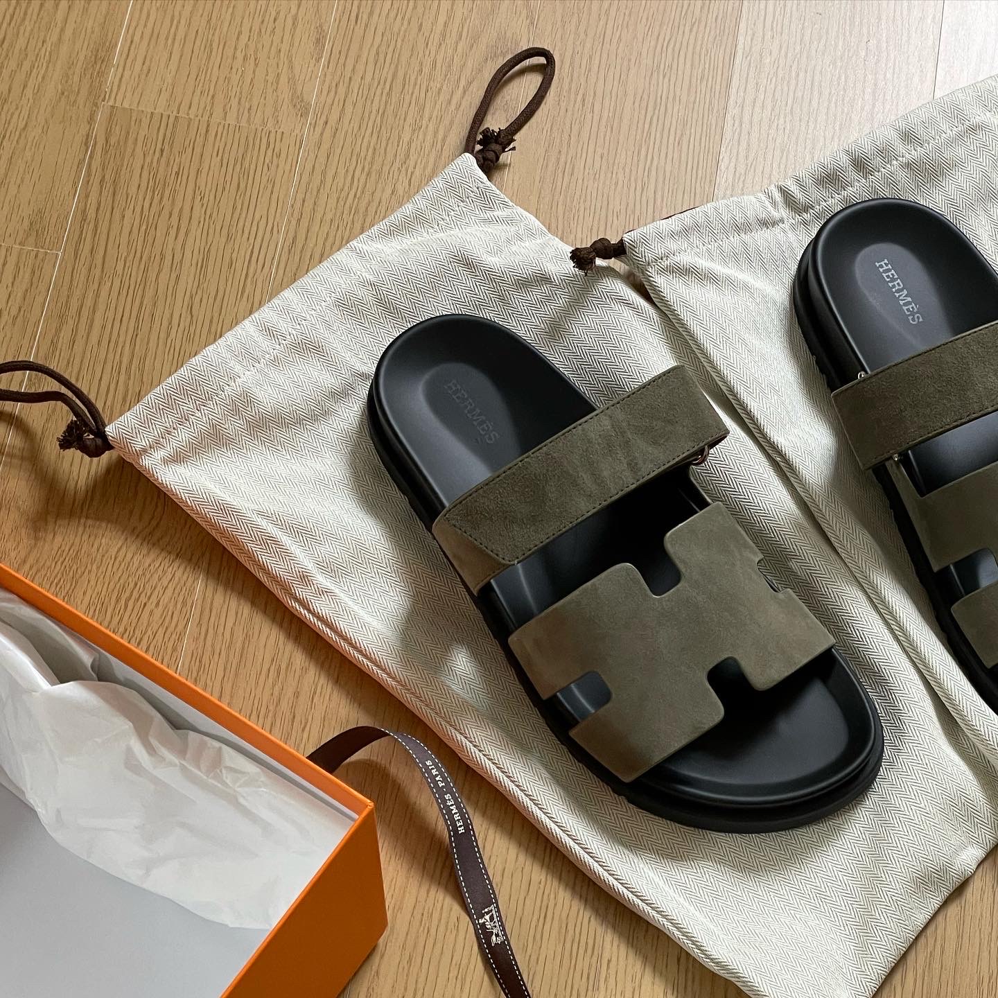 Hermes Chypre Sandal Suede Goatskin & Beige Argile 착용 스타일