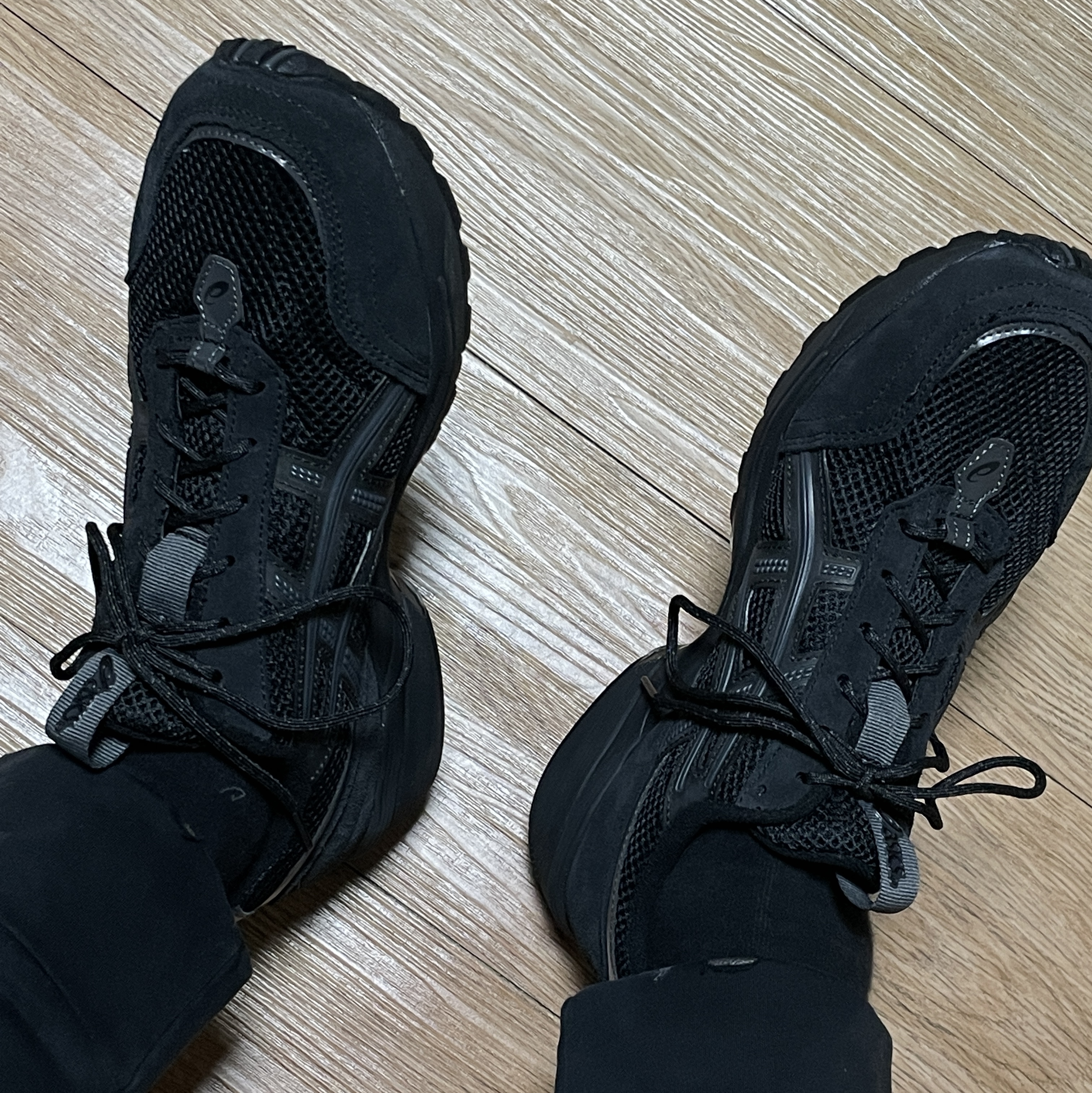 Asics Gel-1090 V2 Black 착용 스타일 - 4