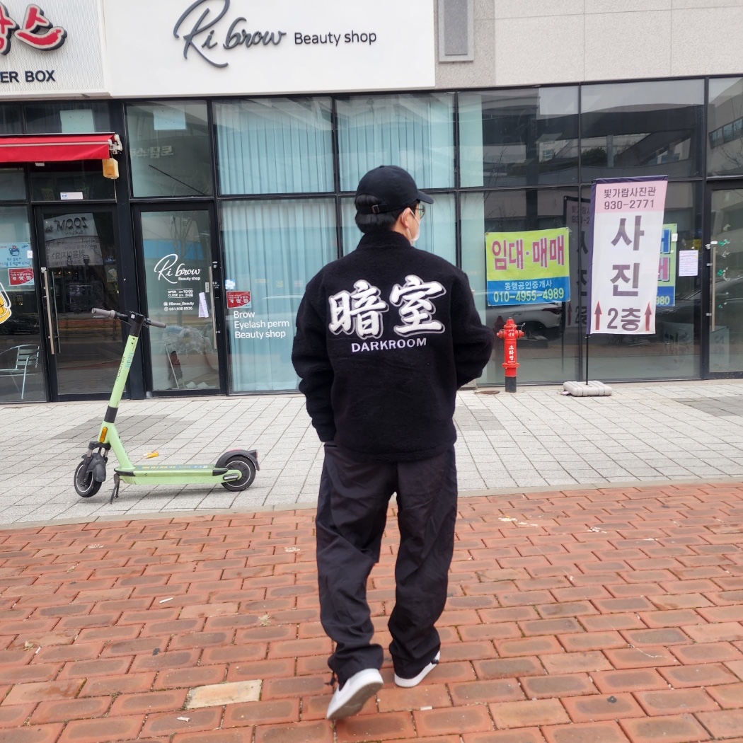 Darkr8m Studio Varsity Logo Sherpa Quarter Zip Up Top Black, Jordan 1 Mid Light Smoke Grey 착용 스타일