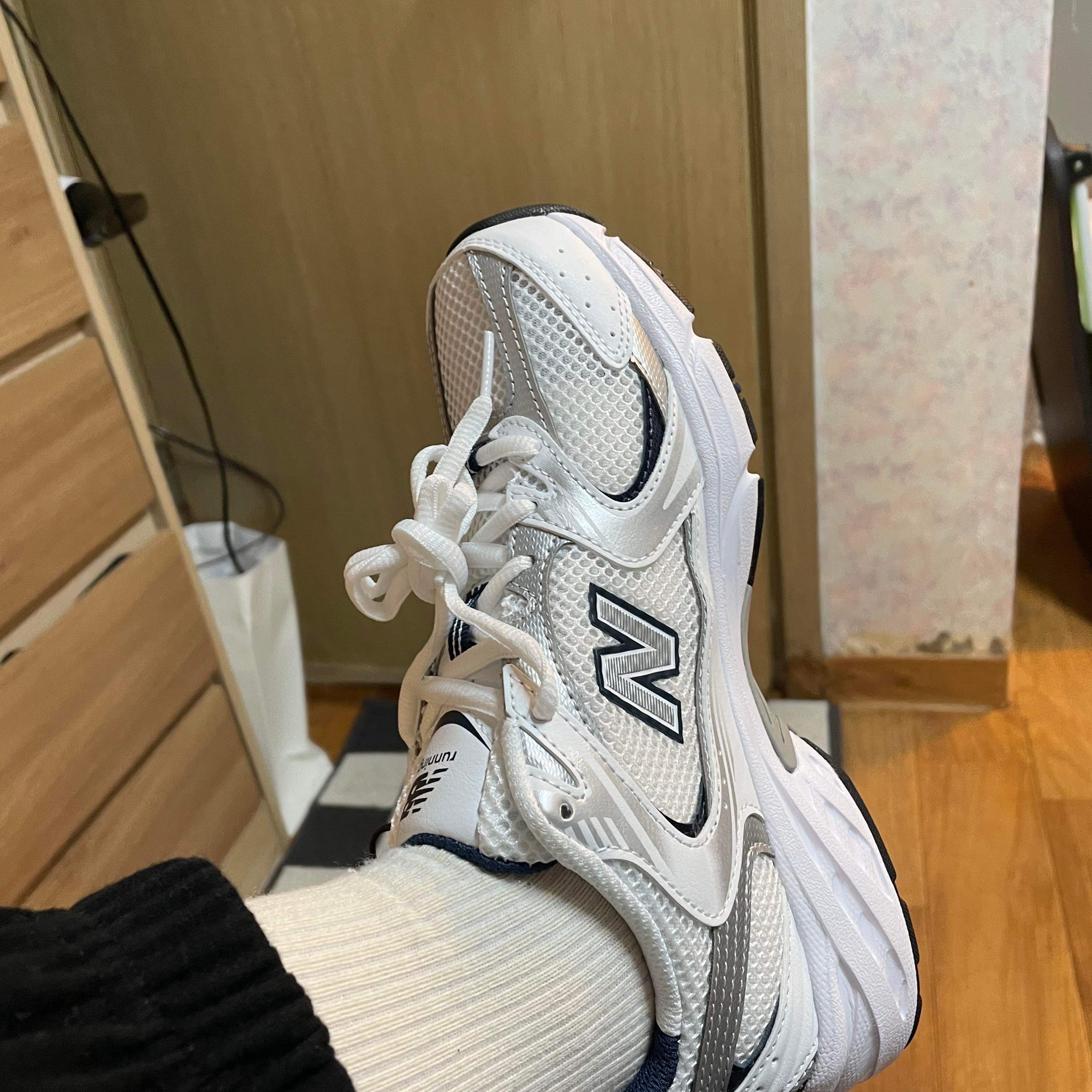 New Balance 530 White 착용 스타일