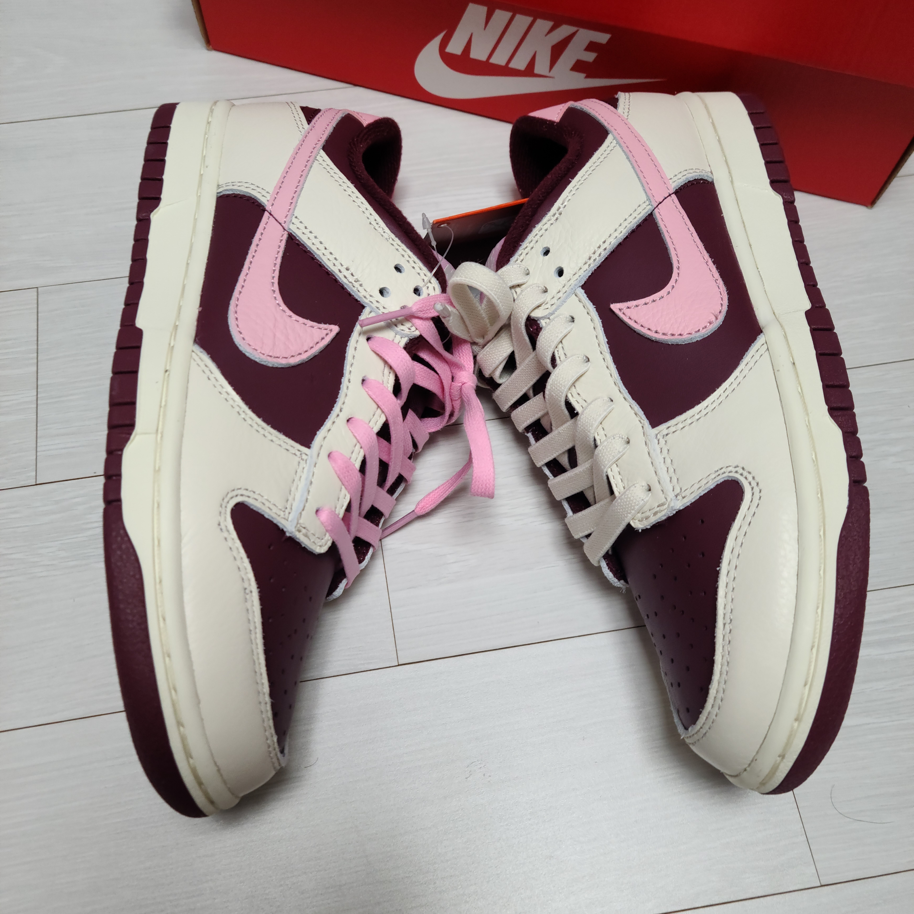 NIke Dunk Low Retro Night Maroon and Medium Soft Pink 착용 스타일