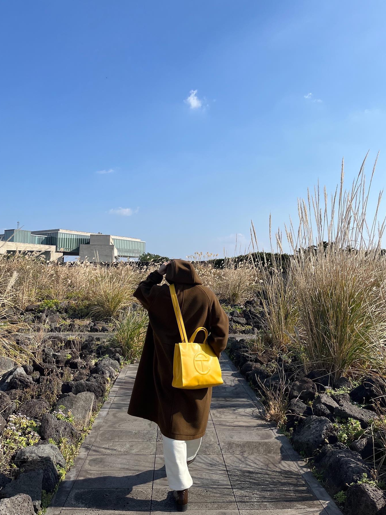 Telfar Medium Shopping Bag Yellow 착용 스타일