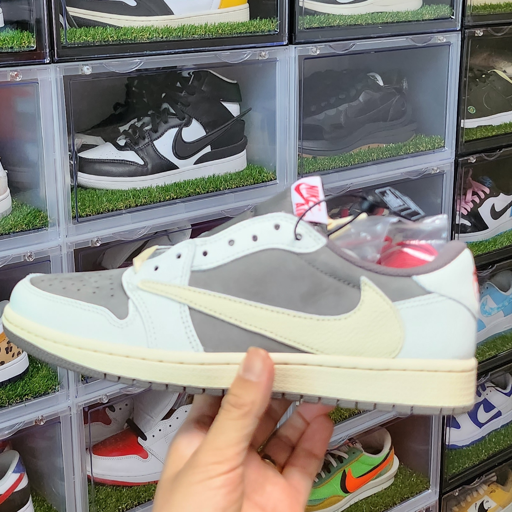Jordan 1 x Travis Scott Retro Low OG SP Sail and Ridgerock 착용 스타일 - 1