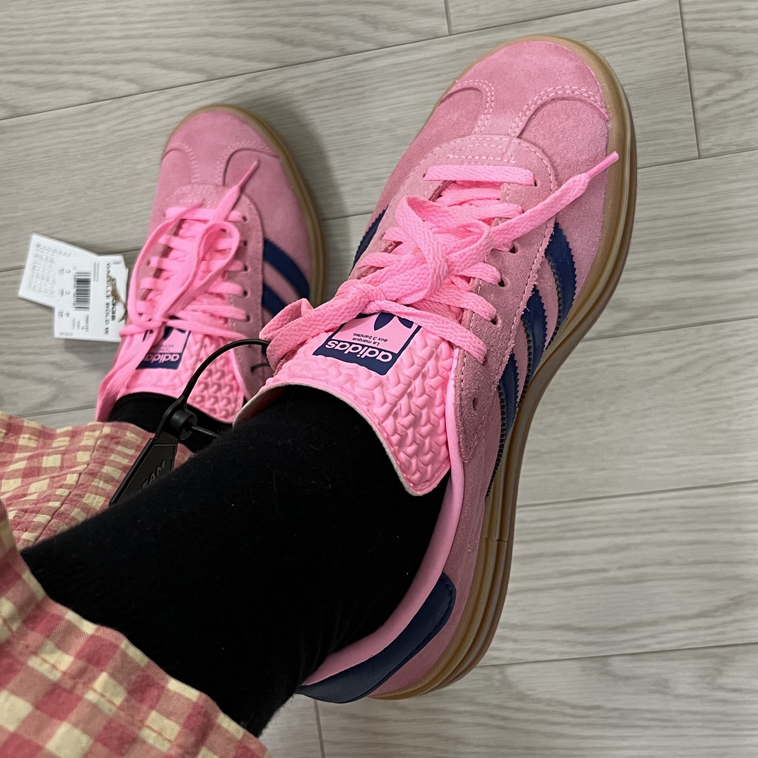 (W) Adidas Gazelle Bold Pink Glow Victory Blue 착용 스타일