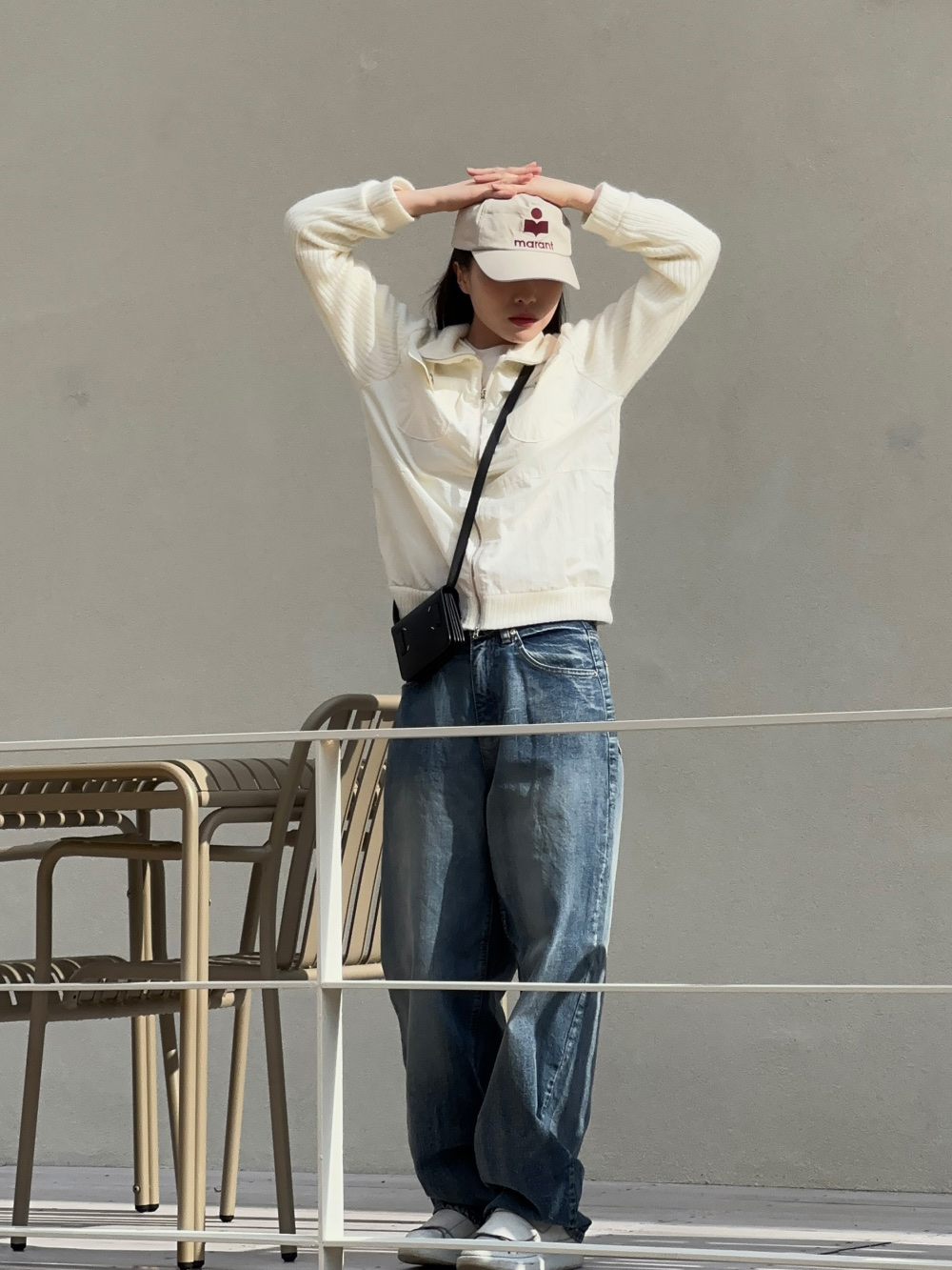 (W) Isabel Marant Tyrony Cap Ecru Red, (W) Alexander McQueen Oversized Velcro Sneakers White Black 착용 스타일 - 1
