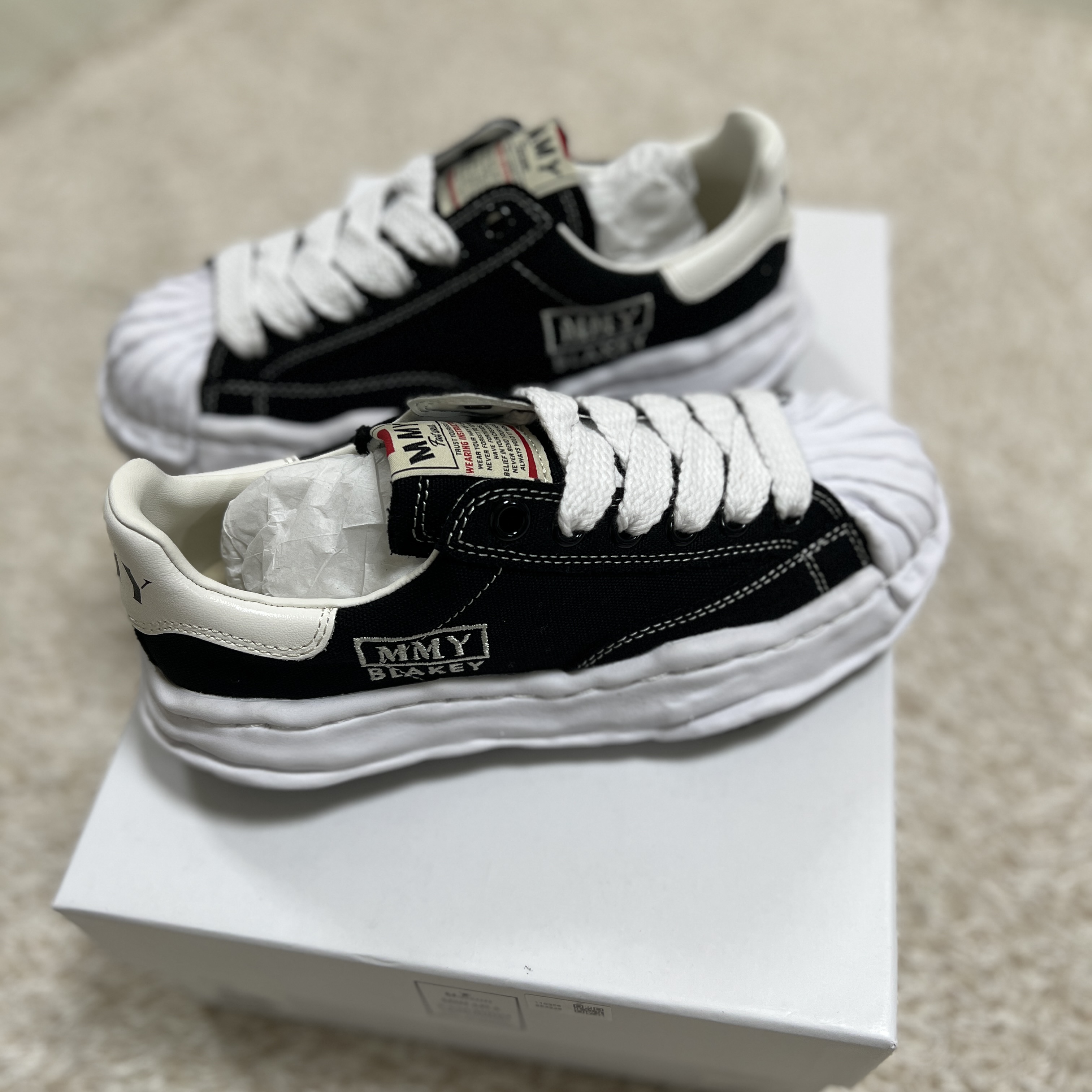 Maison Mihara Yasuhiro Blakey OG Sole Canvas Low-top Sneakers Black White 착용 스타일 - 4