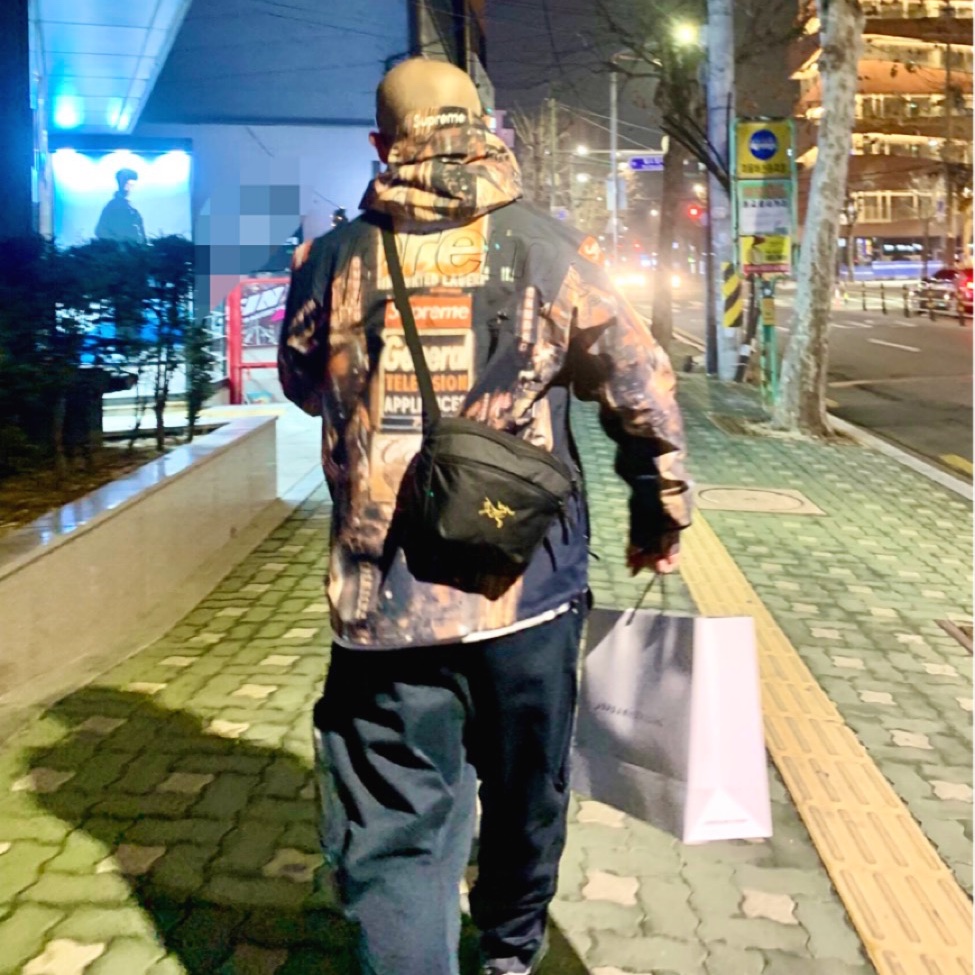 Supreme x The North Face Taped Seam Shell Jacket Times Square - 22FW 착용 스타일
