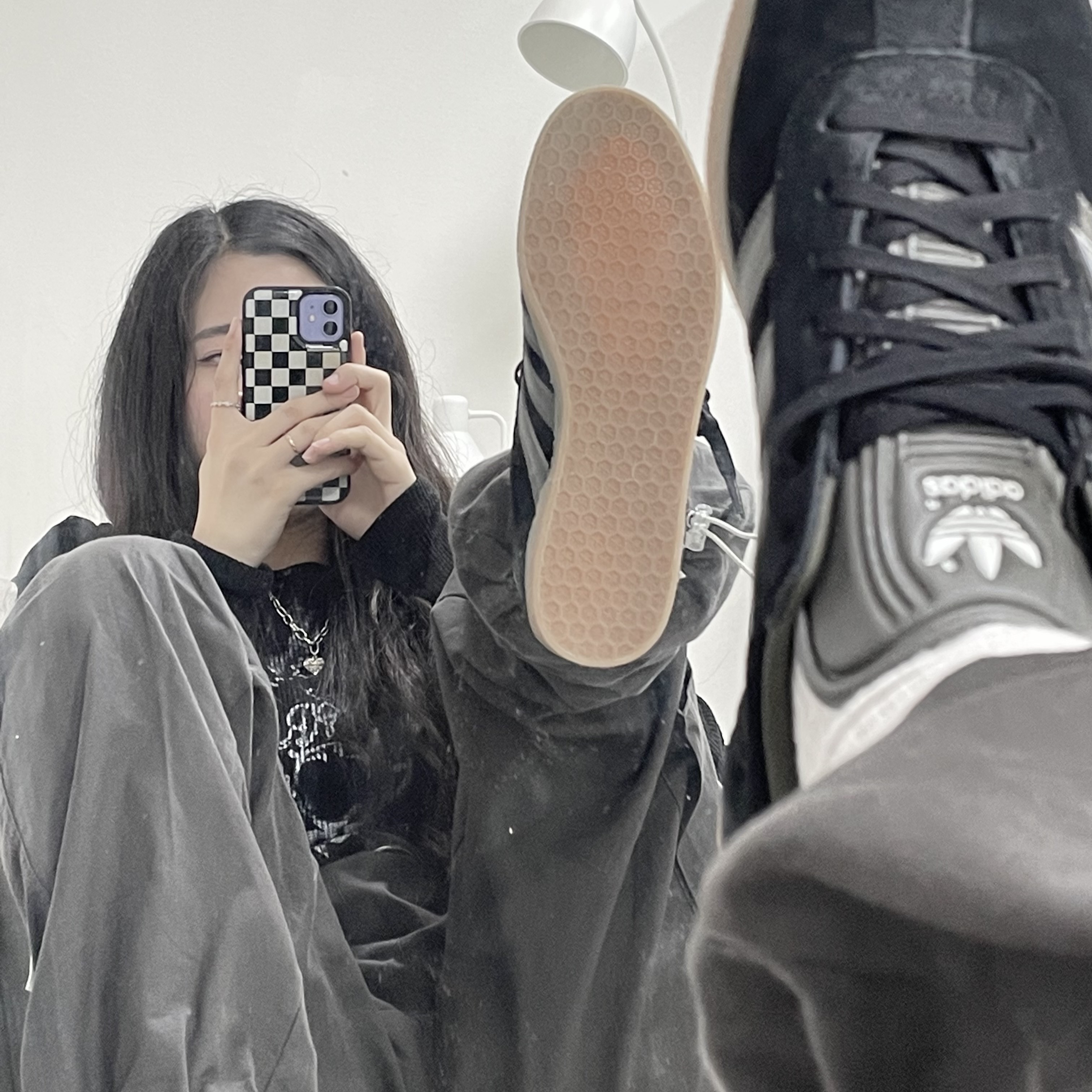 Adidas Gazelle Core Black Pantone 착용 스타일 - 3