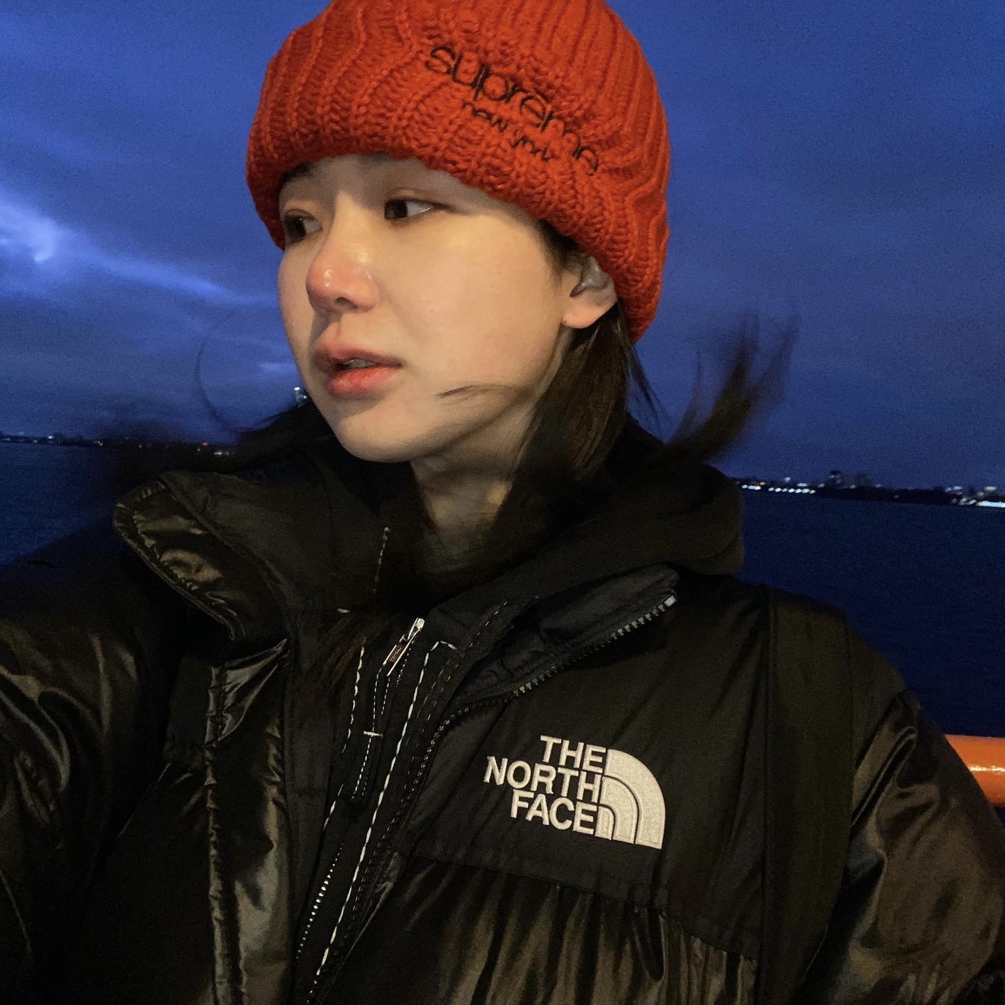 Supreme Ribbed Beanie Burnt Orange - 22FW, Supreme Ribbed Beanie Black - 22FW 착용 스타일