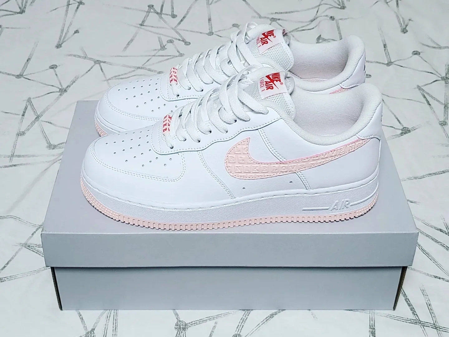 Nike Air Force 1 '07 Valentine's Day 2022 착용 스타일 - 2