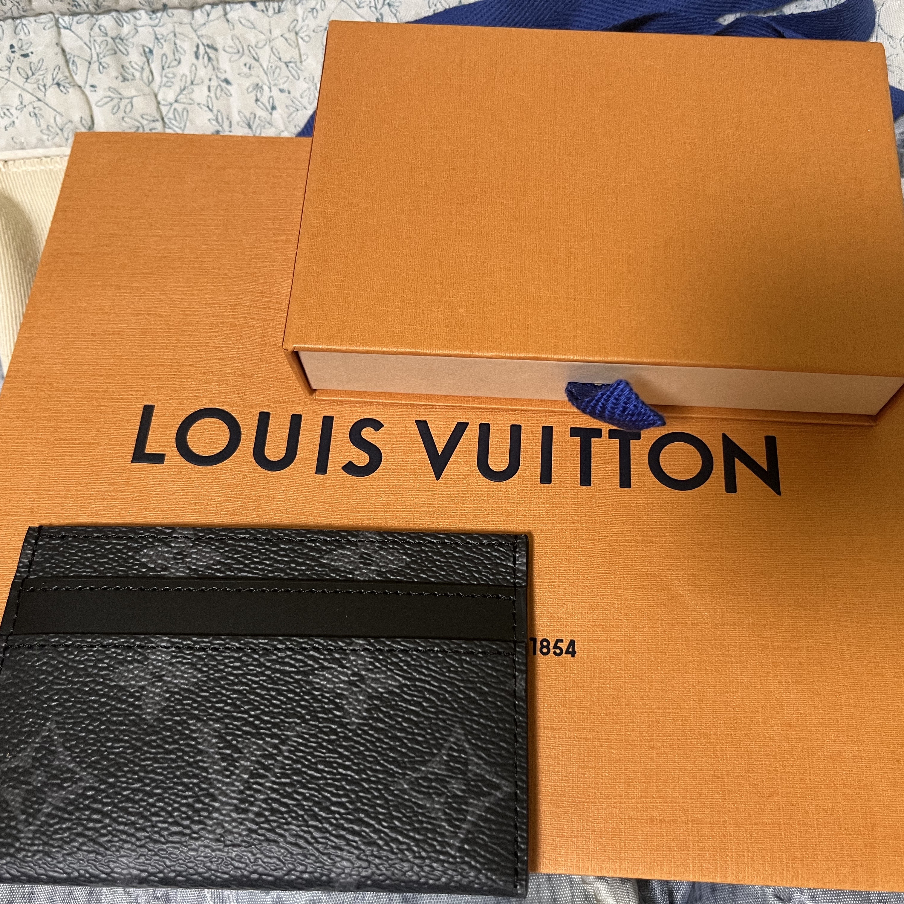 Louis Vuitton Double Card Holder Monogram Eclipse 착용 스타일