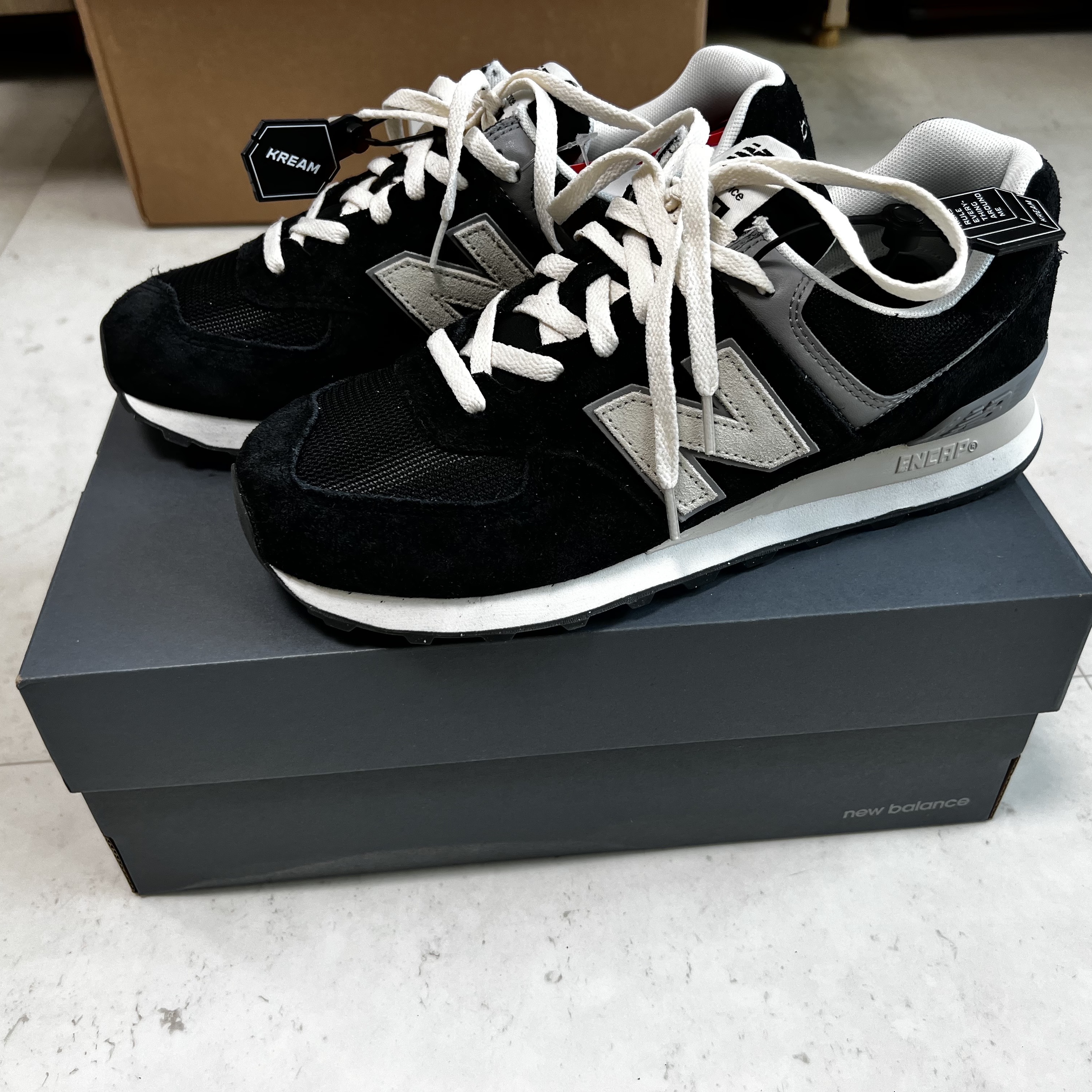 New Balance 574 Classics Reimagined Black 착용 스타일 - 2