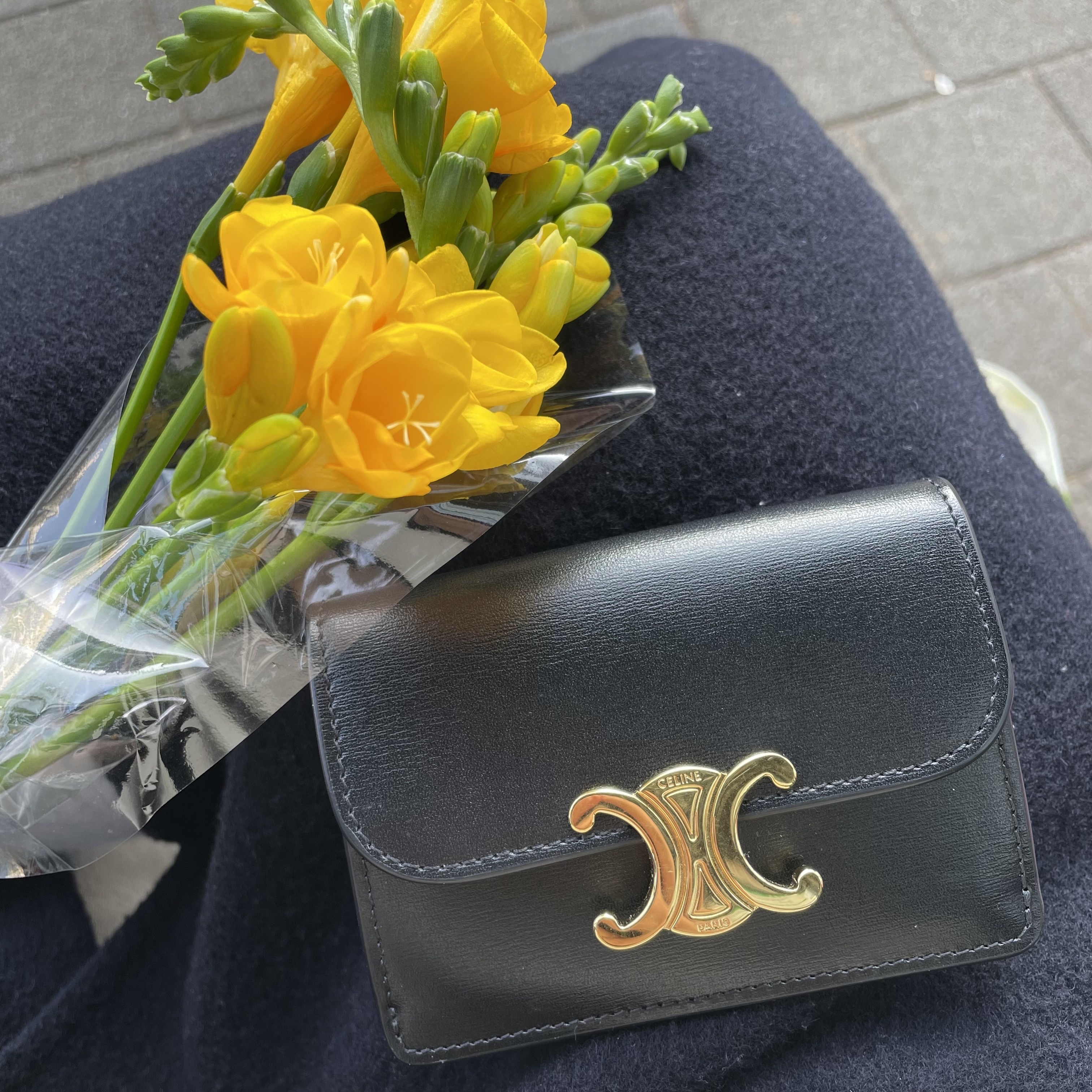 Celine Card Holder with Flap in Shiny Calfskin Black 착용 스타일